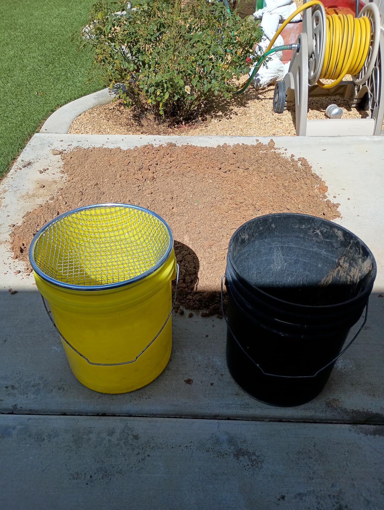 3Pcs 3 Apertures Sizes Soil Sifter Sieve - Heavy Duty Galvanized Screen for Compost, Dirt, Rocks, Gravel & Garden - Fits 5 Gallon Bucket, Rust-Resistant - Composting & Sifting Tool customer photo 1