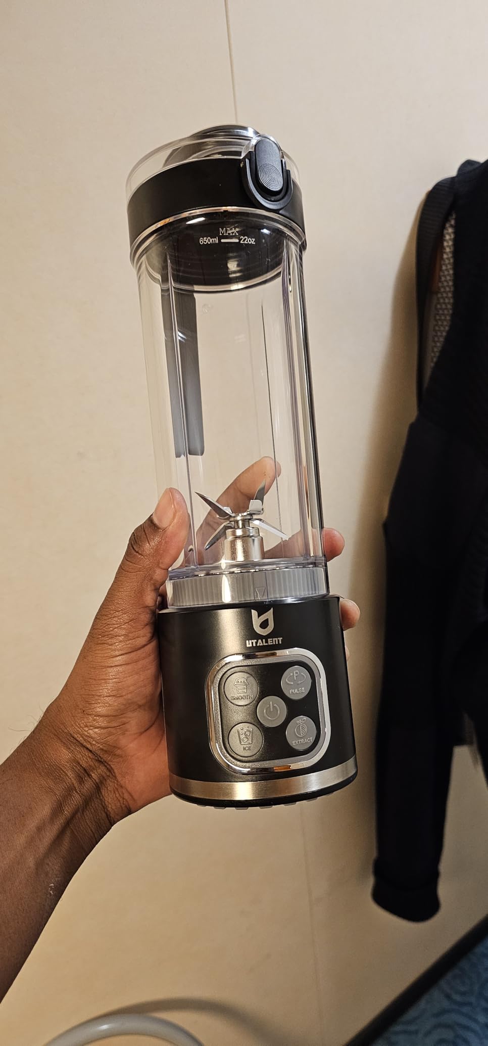UTALENT Cordless Portable Blender, 25 oz removable Vessel, 700W Personal Blender, For-Smoothies, Ice Crush, 4 Programs, Leakproof-Lid & Sip Spout, USB-C Rechargeable, Dishwasher Safe Parts, Black customer photo 1