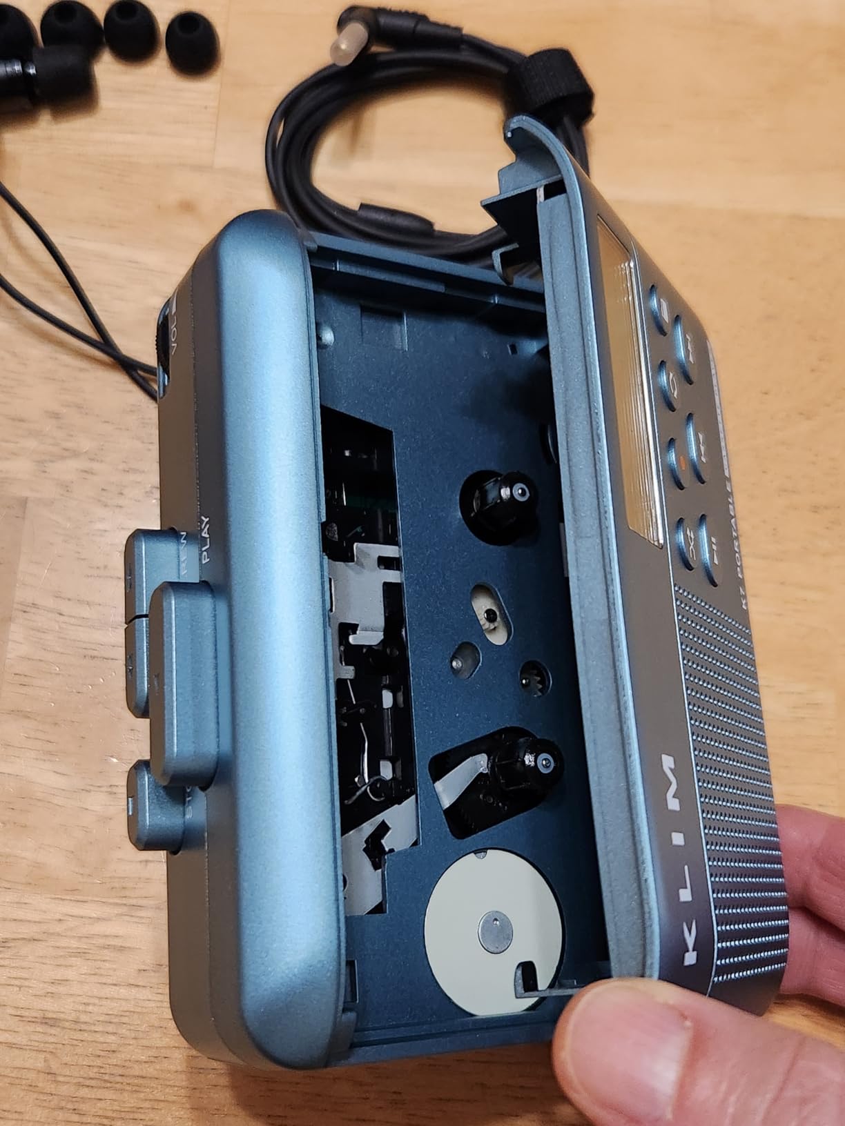 KLIM K7 Cassette Tape Player - Cassette to MP3 Converter - Portable - Built-in Microphone & Speaker - Rechargeable Battery - Earphones - 16GB SD Card - Blue customer photo 2