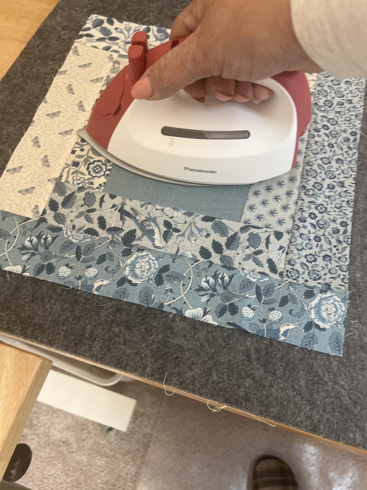 Panasonic Cordless Steam Iron, Compact, Light, with Charging Station NI-QL300R customer photo 2