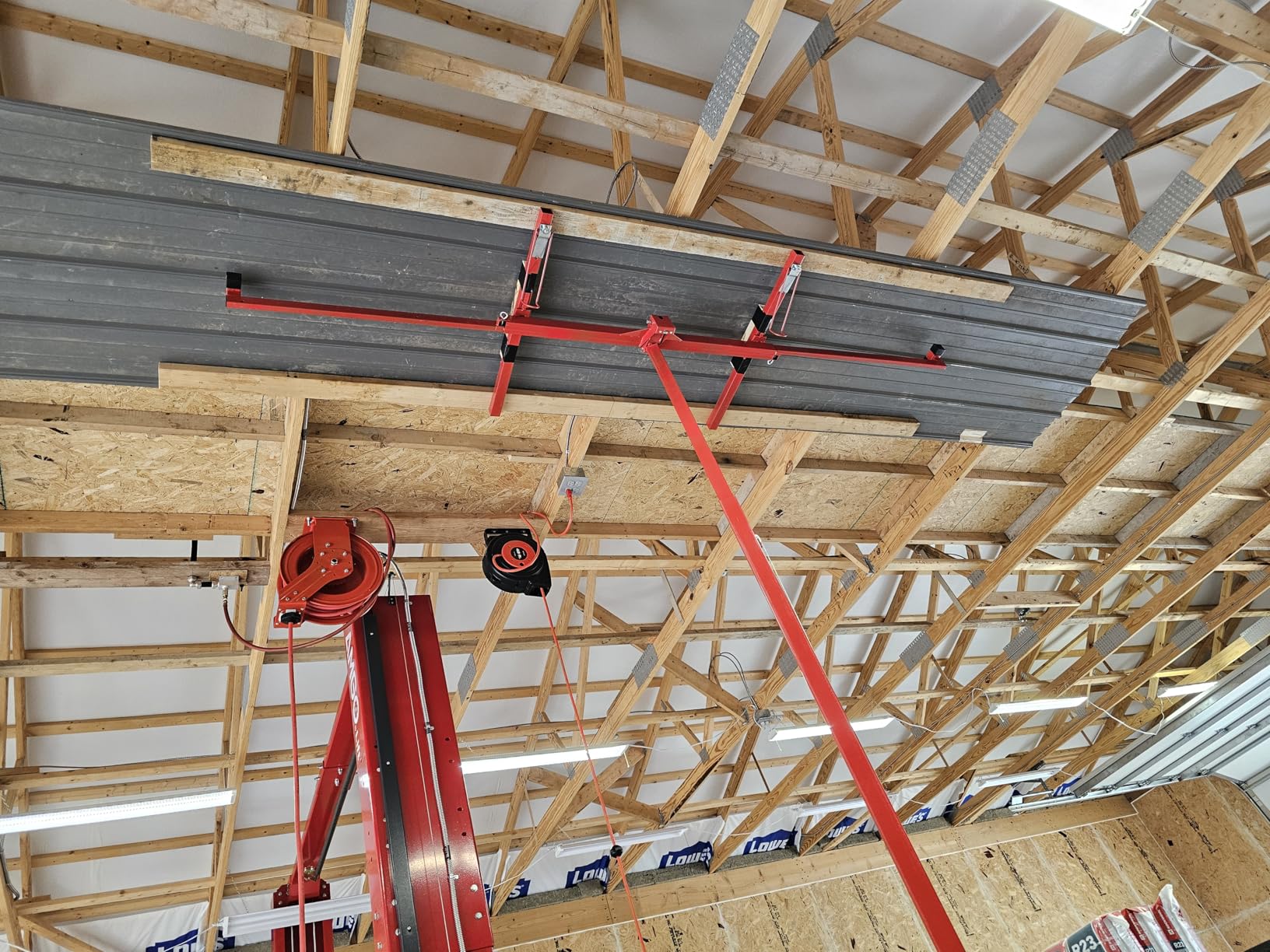 VEVOR 16ft Drywall Lift, Heavy-Duty 150 lbs Sheetrock Hoist with Adjustable Telescoping Arm, Lockable Wheels, Drywall Lifter Panel Jack Hoist Tools Ideal for Ceiling & Wall Installation (Red) customer photo 2