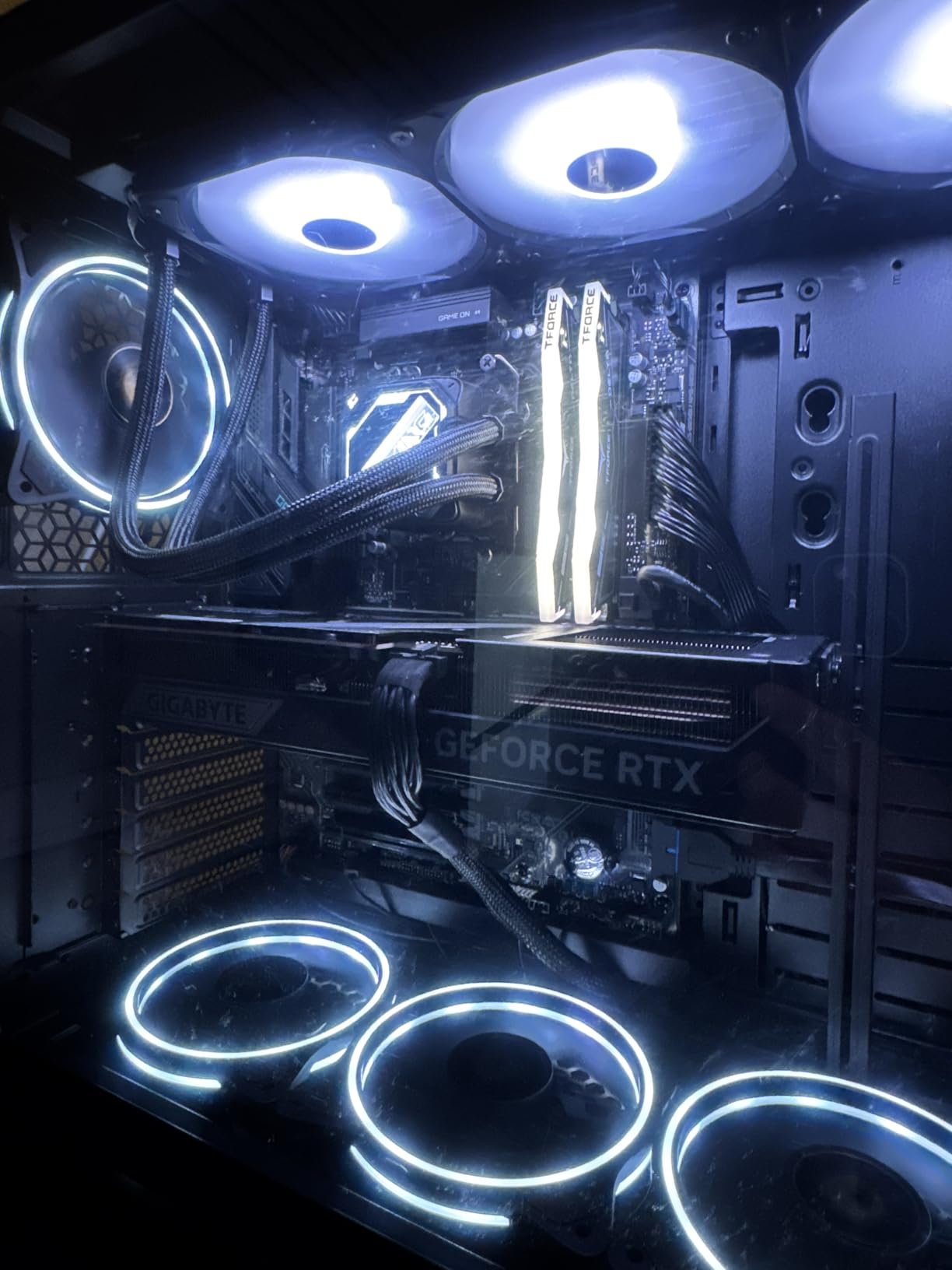 GIGABYTE AORUS Gaming Desktop PC, AMD Ryzen 7 9700X, RTX 5070 Ti, 32GB DDR5, 2TB SSD, Windows 11, AORUS Prime 5 AP5A7N7T-5000 customer photo 1