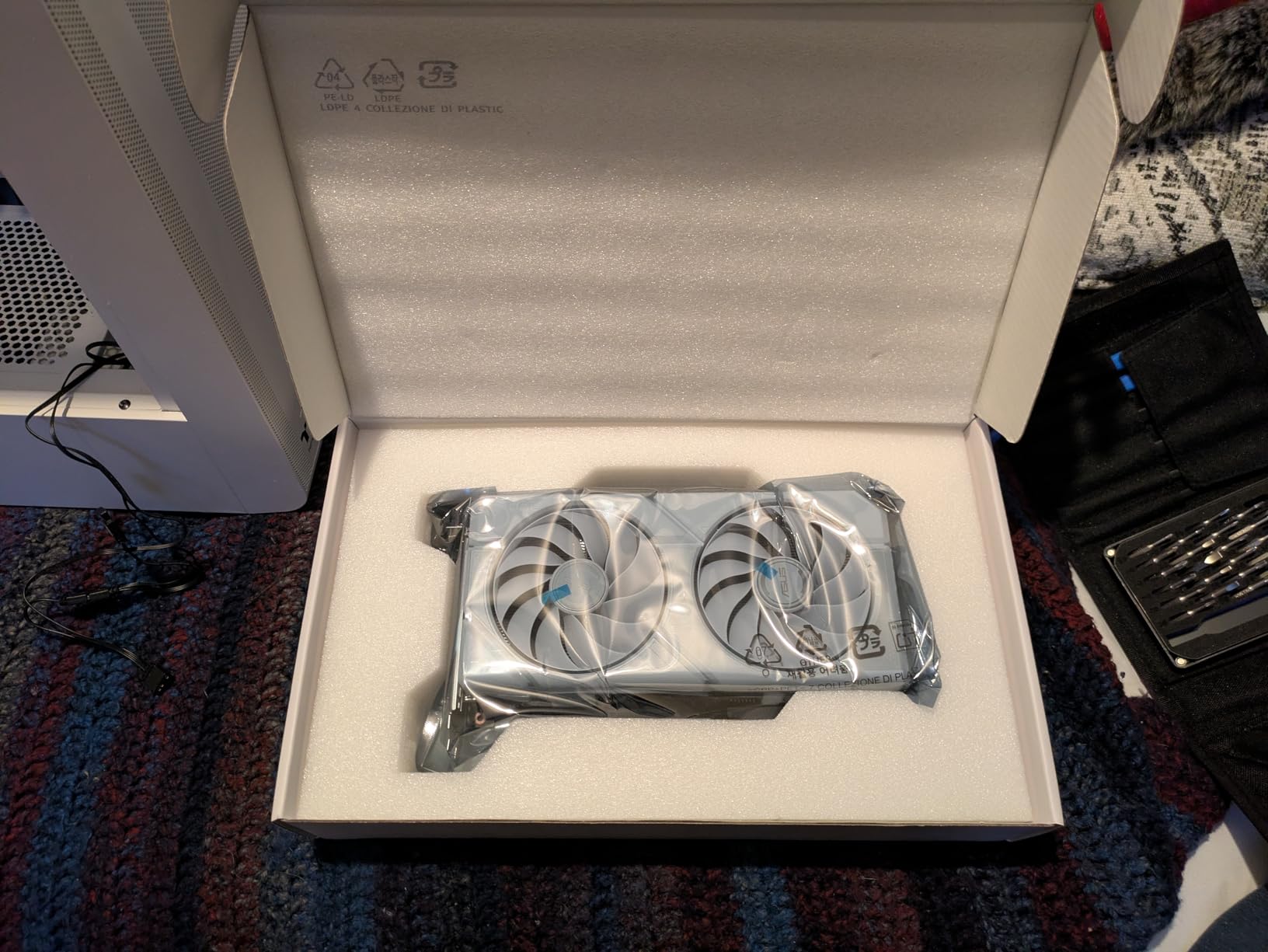 ASUS Dual GeForce RTX 5060 8GB GDDR7 White OC Edition Graphics Card, NVIDIA, Desktop (PCIe 5.0, DLSS 4, HDMI 2.1b, DisplayPort 2.1b, 2.5-Slot, Axial-tech Fan, 0dB Technology, Dual BIOS) customer photo 1