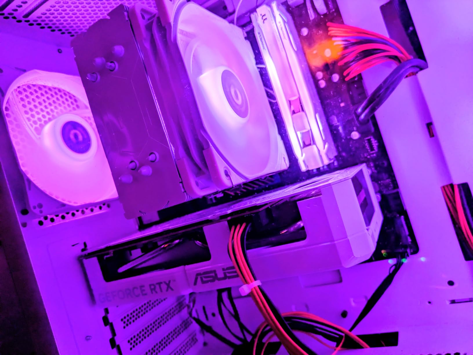 ASUS Dual GeForce RTX 5060 8GB GDDR7 White OC Edition Graphics Card, NVIDIA, Desktop (PCIe 5.0, DLSS 4, HDMI 2.1b, DisplayPort 2.1b, 2.5-Slot, Axial-tech Fan, 0dB Technology, Dual BIOS) customer photo 2