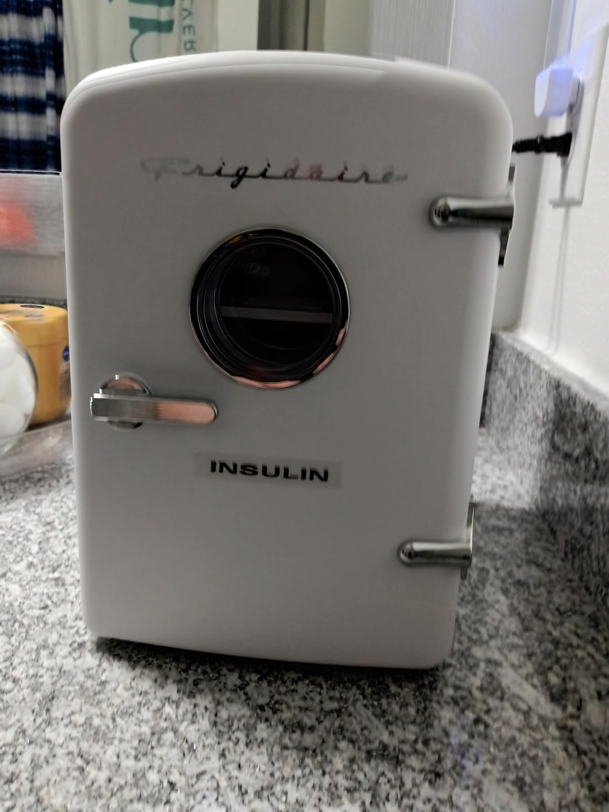 Frigidaire EFMIS171 Retro Mini Portable Personal Fridge - Ideal for Home, Office or Dorm - Includes Carrying Handle, AC/DC Wall/Car Charger (White) customer photo 2