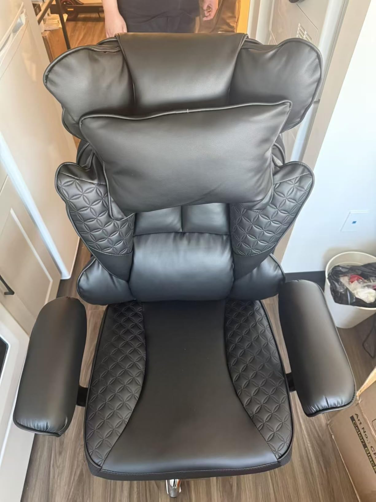 COMHOMA Big and Tall Office Chair Heavy Duty Gaming Chair with Deluxe Embossing Leather High Back Wider Ergonomic Computer Chair with Foot Rest 150°Reclining Pocket Spring Lumbar Support customer photo 2