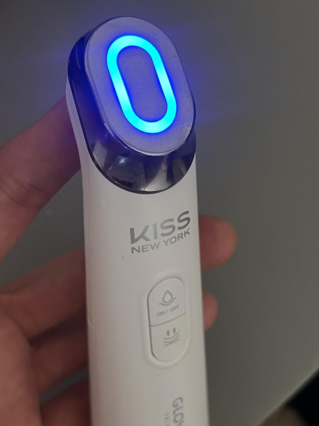 KISS NEW YORK GLOWNIC27 Facial Beauty Device, Microcurrent Glass Glow Skin Booster for Enhancing Korean Skin Care Absorption customer photo 1