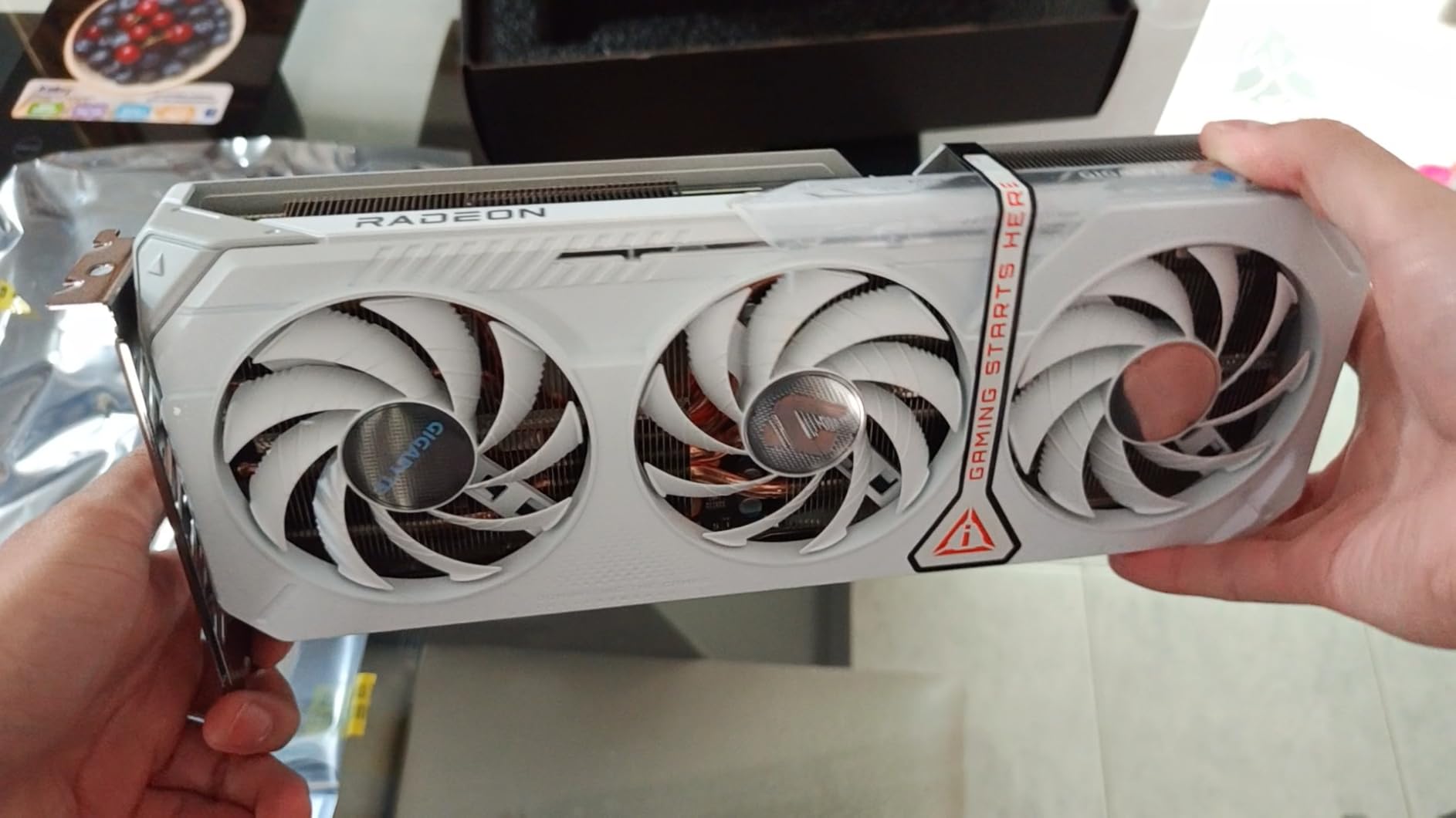 GIGABYTE Radeon RX 9060 XT Gaming OC ICE 16G Graphics Card (16GB GDDR6, 128-bit, PCIe 5.0, HDMI/DP 2.1, 2 Slot, Hawk Fan, Server-Grade Thermal Gel, Reinforced Structure) customer photo 1