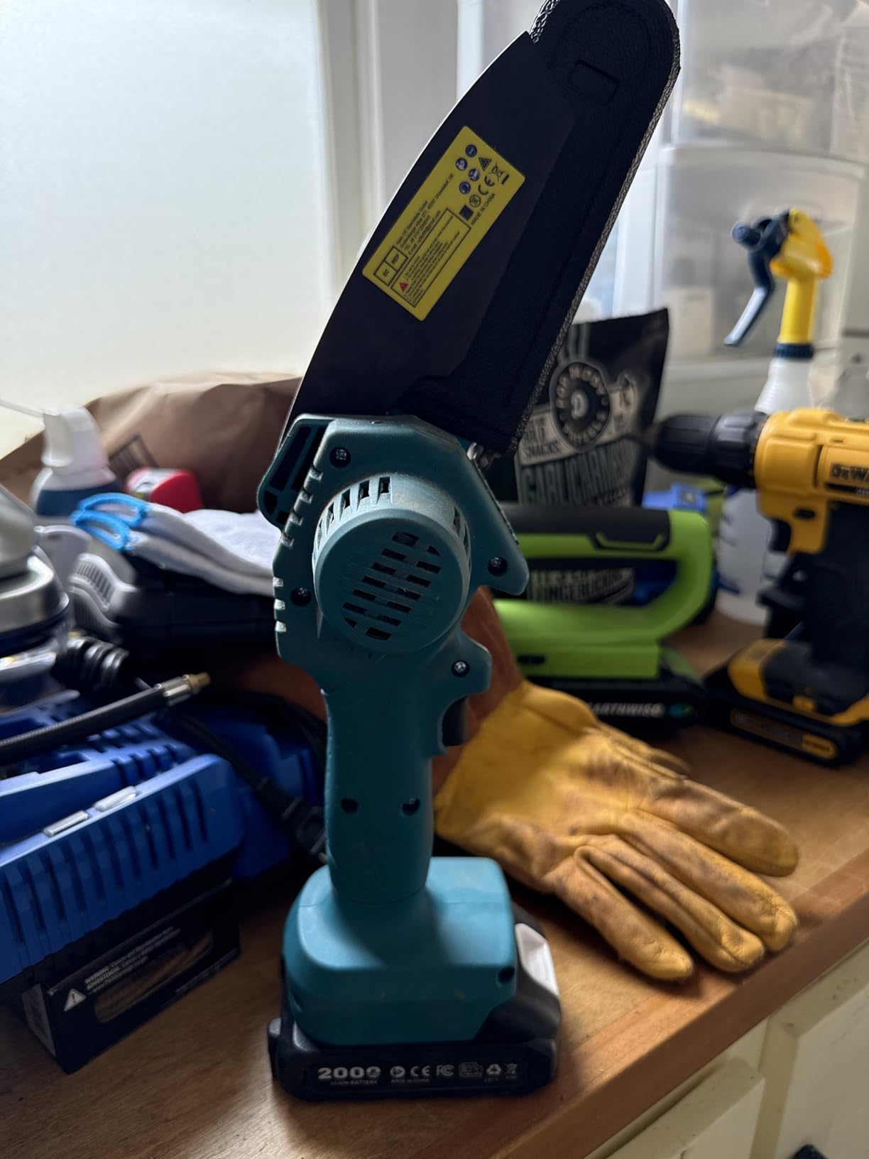 SEESII Chainsaw 6 Inch Mini Electric Chainsaw Cordless Battery Powered, 2026 Upgraded Hand Held Saw with 2x2000mAh Battery for Wood/Trees Trimming, Chain Saw Gift for Men Dad Husband Fathers Gardener customer photo 1