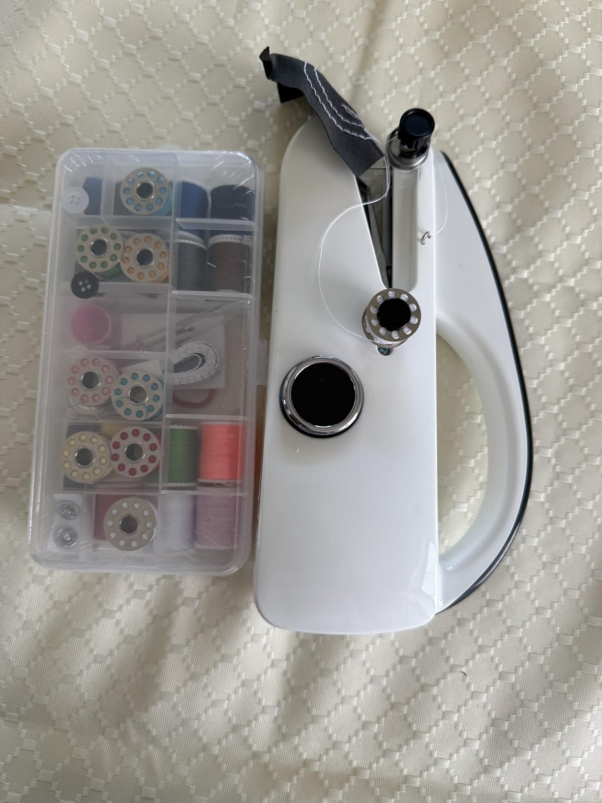 Handheld Sewing Machine, Mini Portable Hand Sewing Machine with 20 Thread Colors Emergency Sewing Kit, Suitable for Clothes, DIY Home Portable Sewing Machines(Black-02) customer photo 1