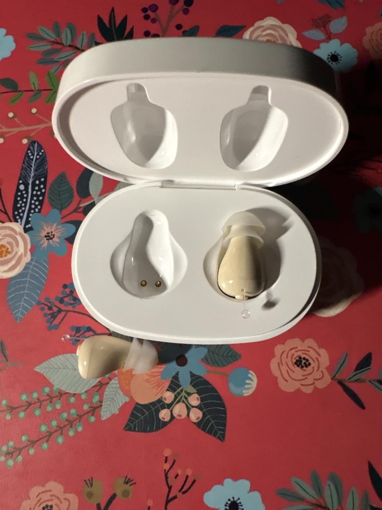 OTC Hearing Aids for Seniors, Nearly Invisible Rechargeable Hearing Aids, 100+ Hours of Charging Case Usage, Super-Mini Invisible Design, Comfort Fit in Ear Canal, AI Noise Cancellation and Clear Sound, Suitable for Various Daily Scenarios customer photo 1