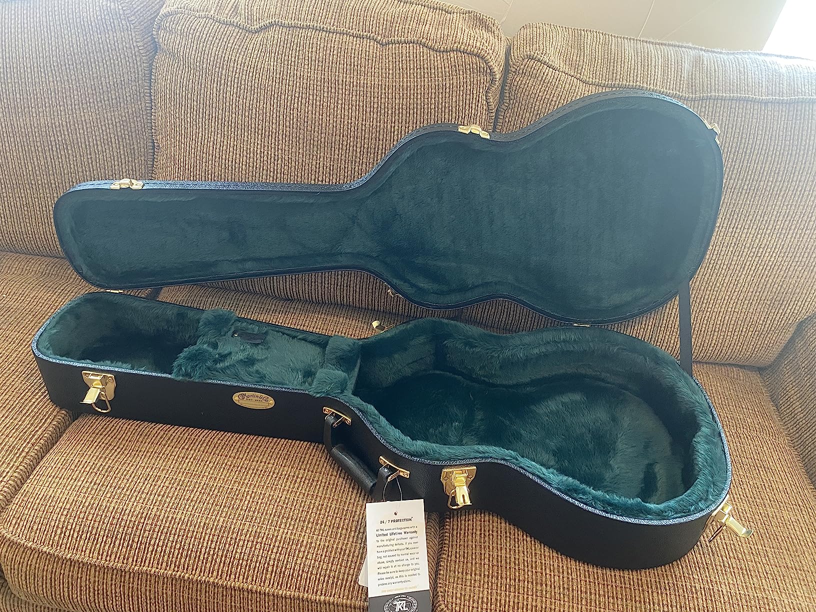 Martin Molded Hardshell Case - Dreadnought 14-Fret | Black Exterior with Plush Dark Green Interior customer photo 1