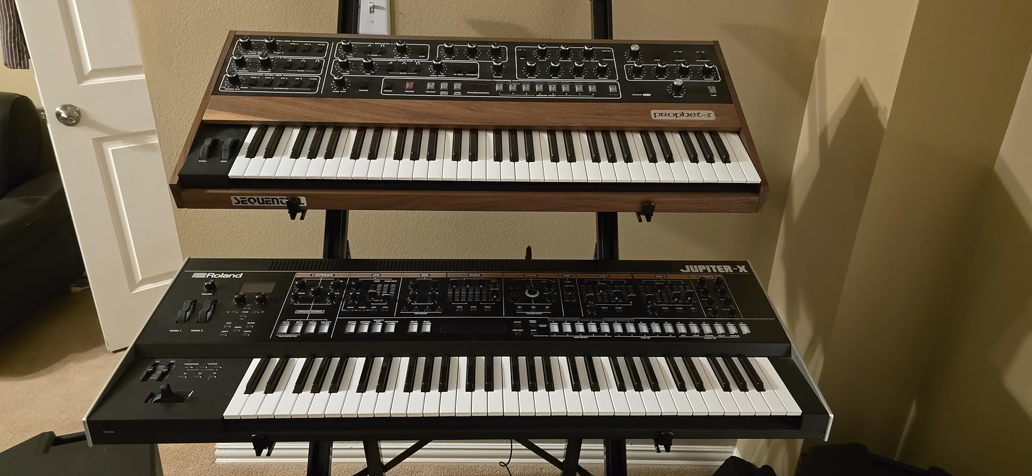 Gator Cases Frequent Flyer's Series Molded Flight Case for Larger 76-Note Keyboards with TSA Approved Locking Latches and Recessed Wheels (GTSA-KEY76D) customer photo 1