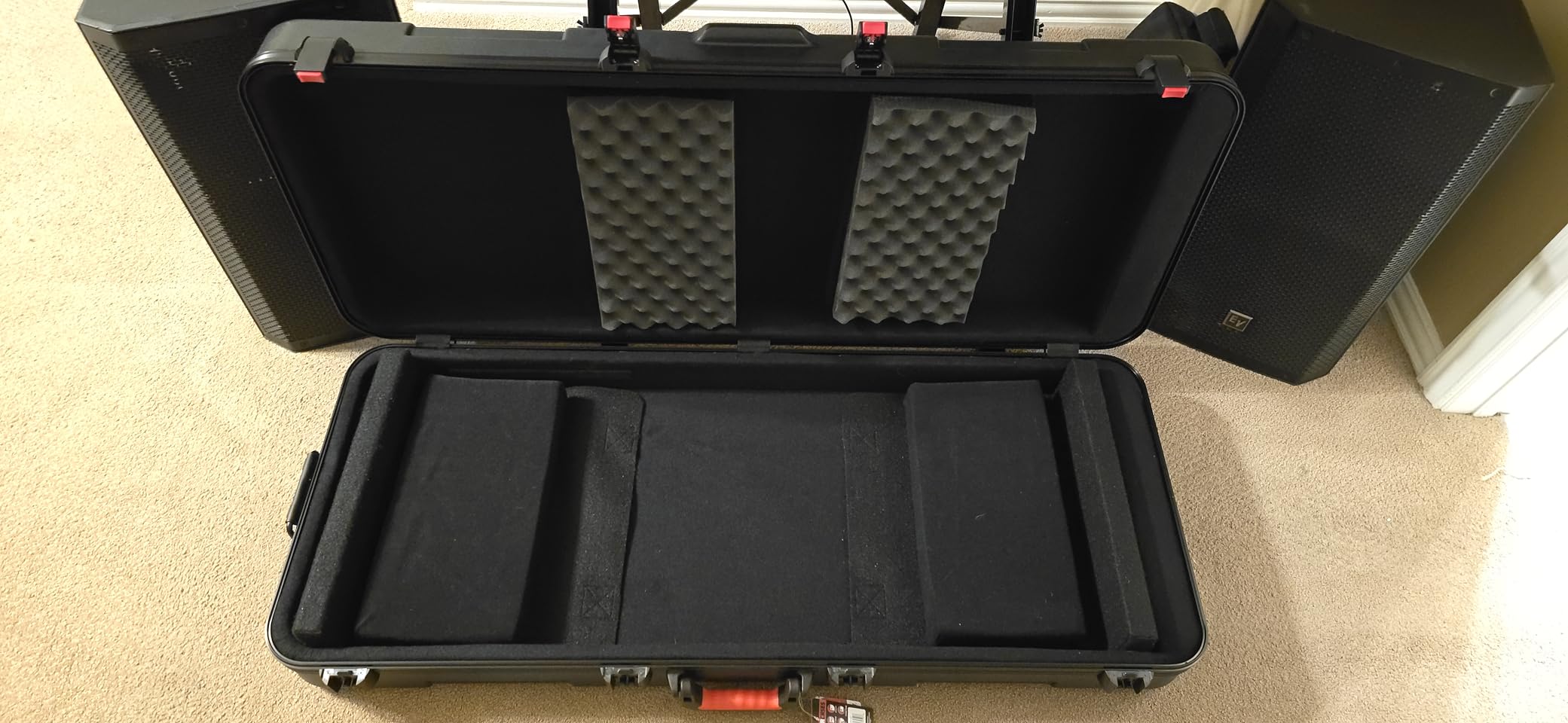 Gator Cases Frequent Flyer's Series Molded Flight Case for Larger 76-Note Keyboards with TSA Approved Locking Latches and Recessed Wheels (GTSA-KEY76D) customer photo 2