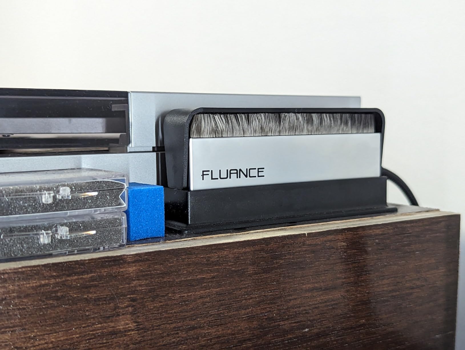 Fluance Vinyl Record & Stylus Cleaning Kit with 2-in-1 Anti-Static Carbon Fiber & Soft Velvet LP Brush (VB52) customer photo 2