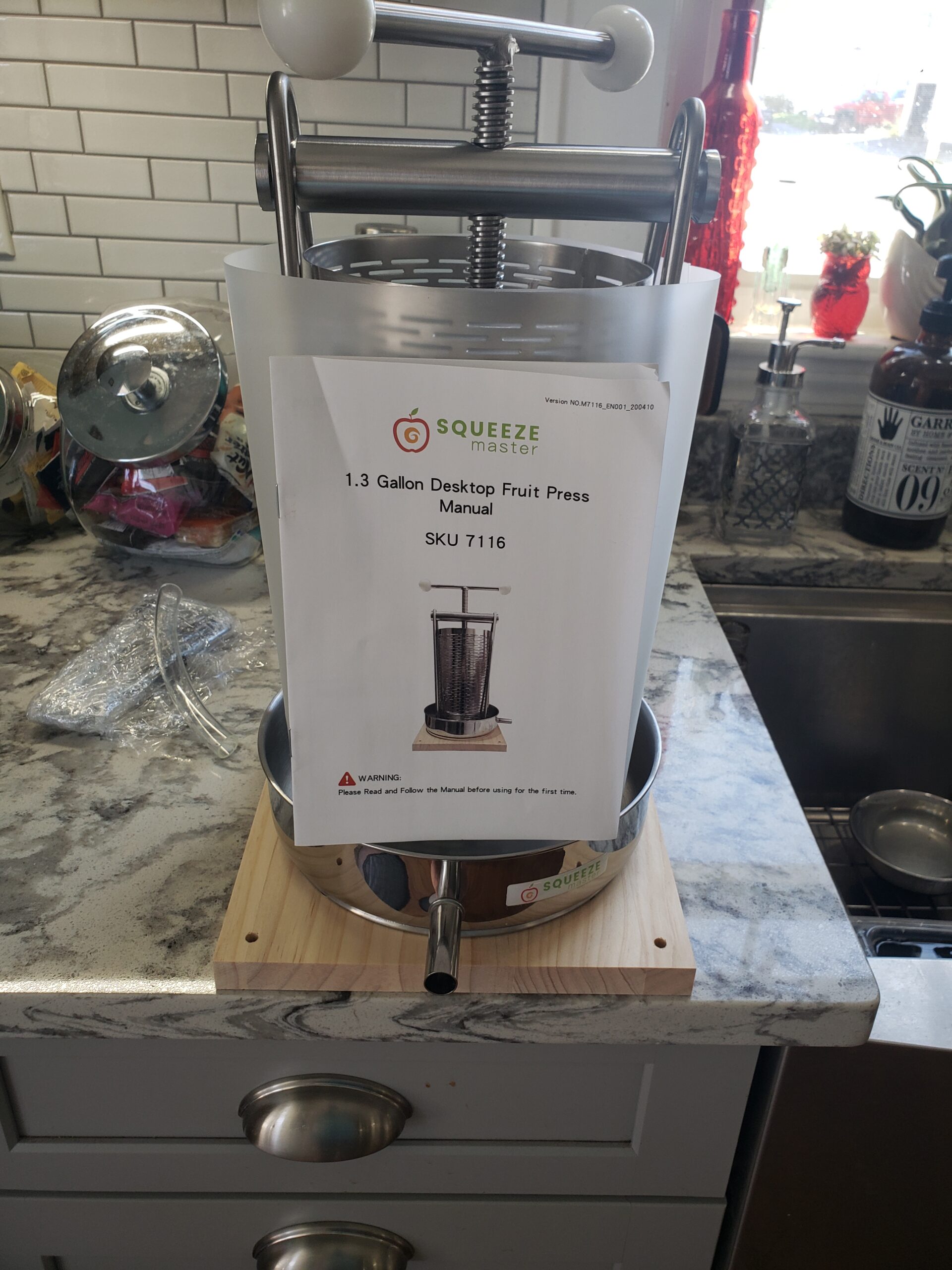 SQUEEZE master Fruit Wine Tincture Herb Cheese Manual Tabletop Press making Apple Cider-1.32Gallon/ 5 Litre- all-in-one Stainless Steel-Labor-saving Handle Bar-for Juice,Nut Milk Olive Oil customer photo 1