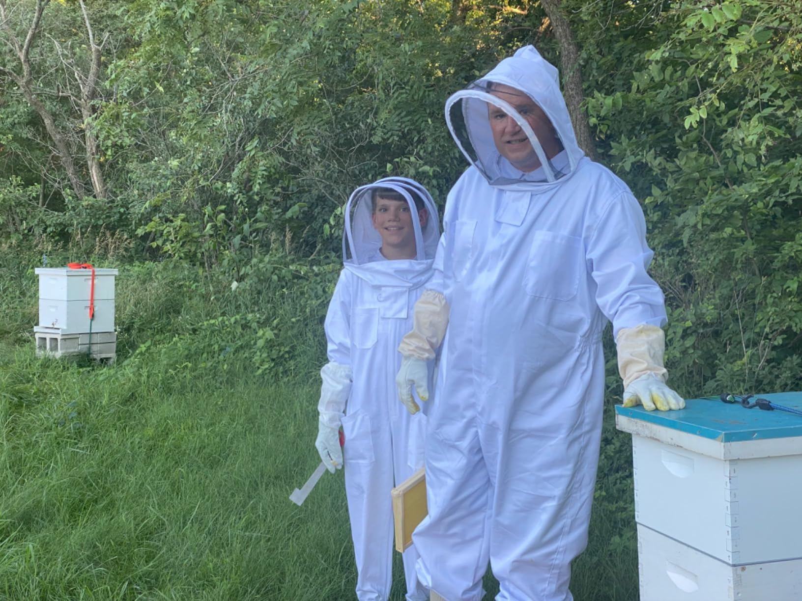 LONGADS Professional Bee Suit for Men and Women, Full Body Beekeeping Suit with Gloves & Protective Round Veil, Size XL customer photo 1