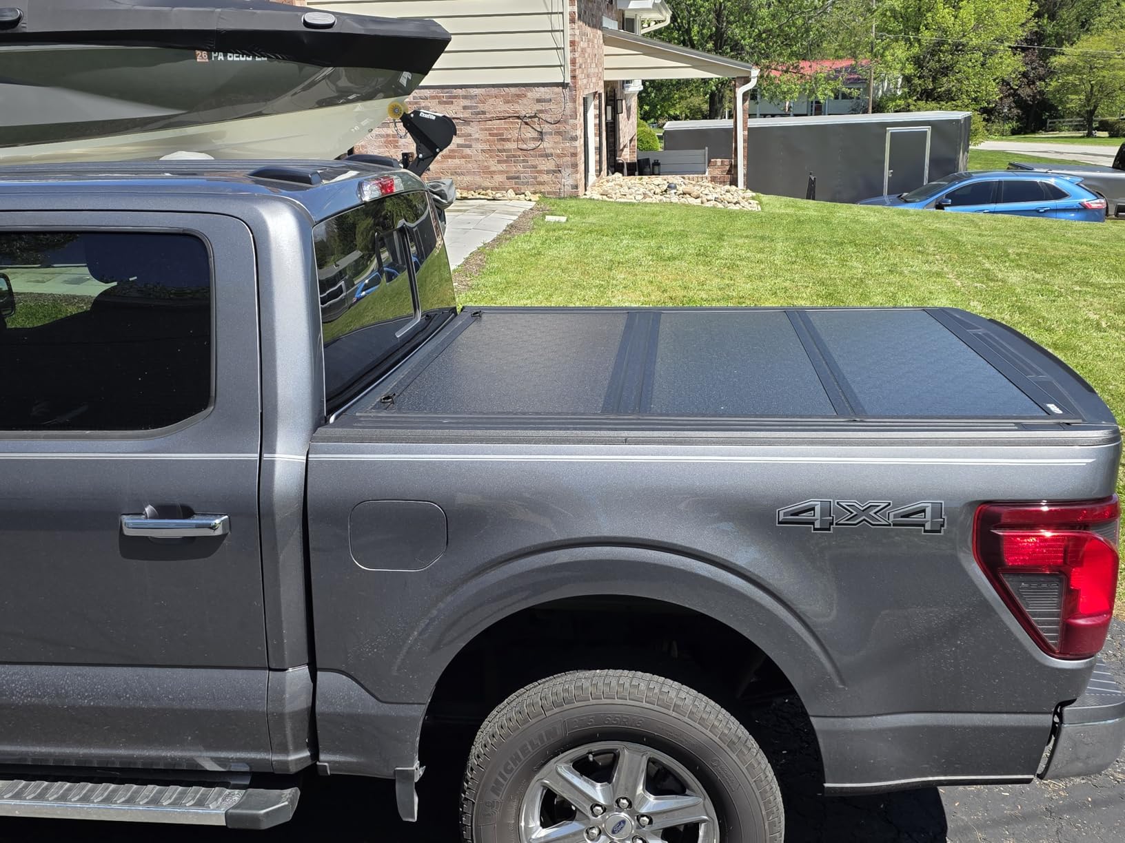 Gator EFX Hard Tri-Fold Truck Bed Tonneau Cover - 2021-2026 Ford F-150 (incl. Raptor/Lightning) 5'7