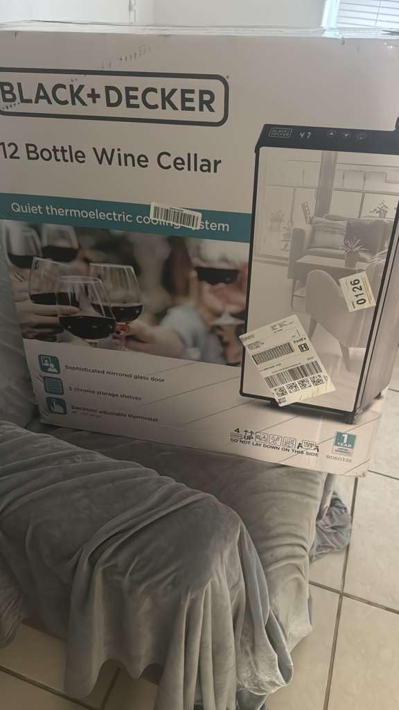 BLACK+DECKER Wine Fridge 12 Bottles, Thermoelectric Wine Cooler Refrigerator with Mirrored Front, BD60336 customer photo 1