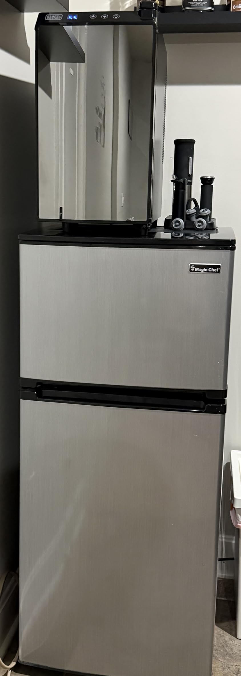 BLACK+DECKER Wine Fridge 12 Bottles, Thermoelectric Wine Cooler Refrigerator with Mirrored Front, BD60336 customer photo 2