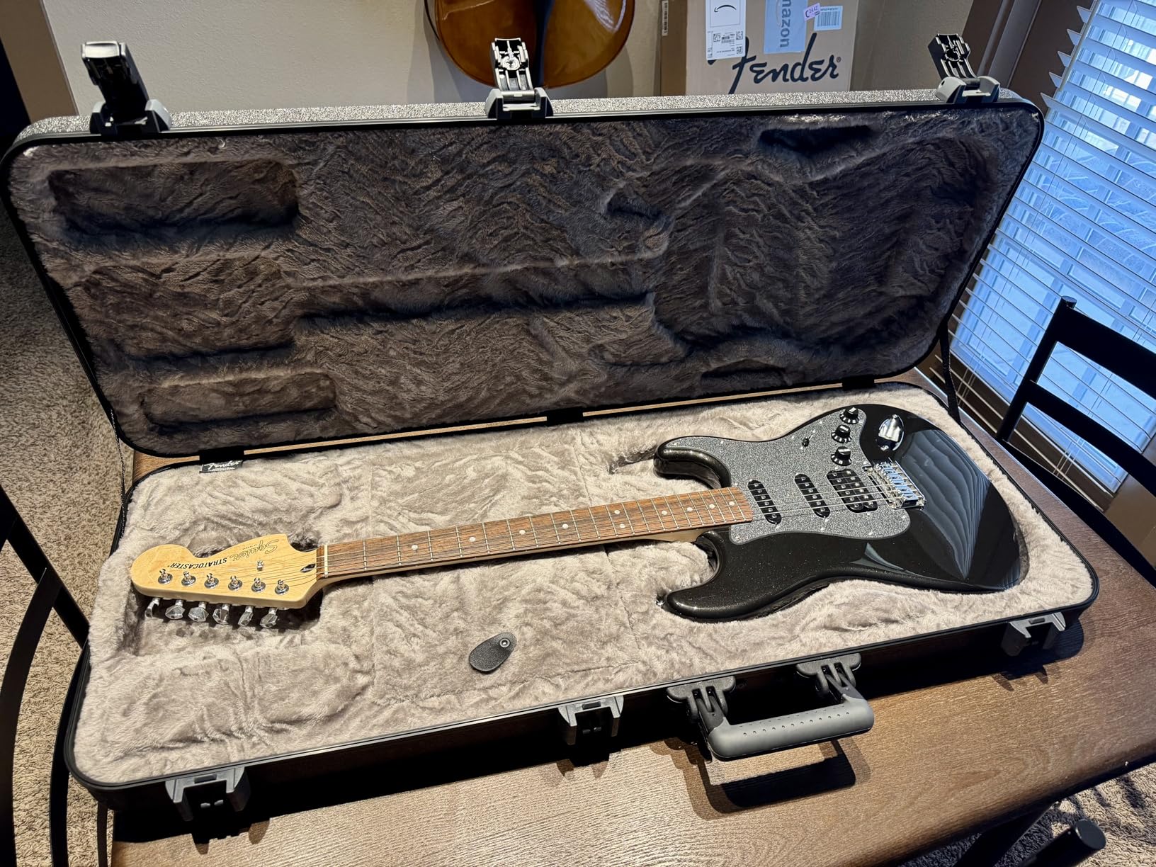 Fender Deluxe Molded Guitar Case for Stratocaster and Telecaster Electric Guitars, Military-Grade ABS Hard Shell with TSA Lock, Silver customer photo 2