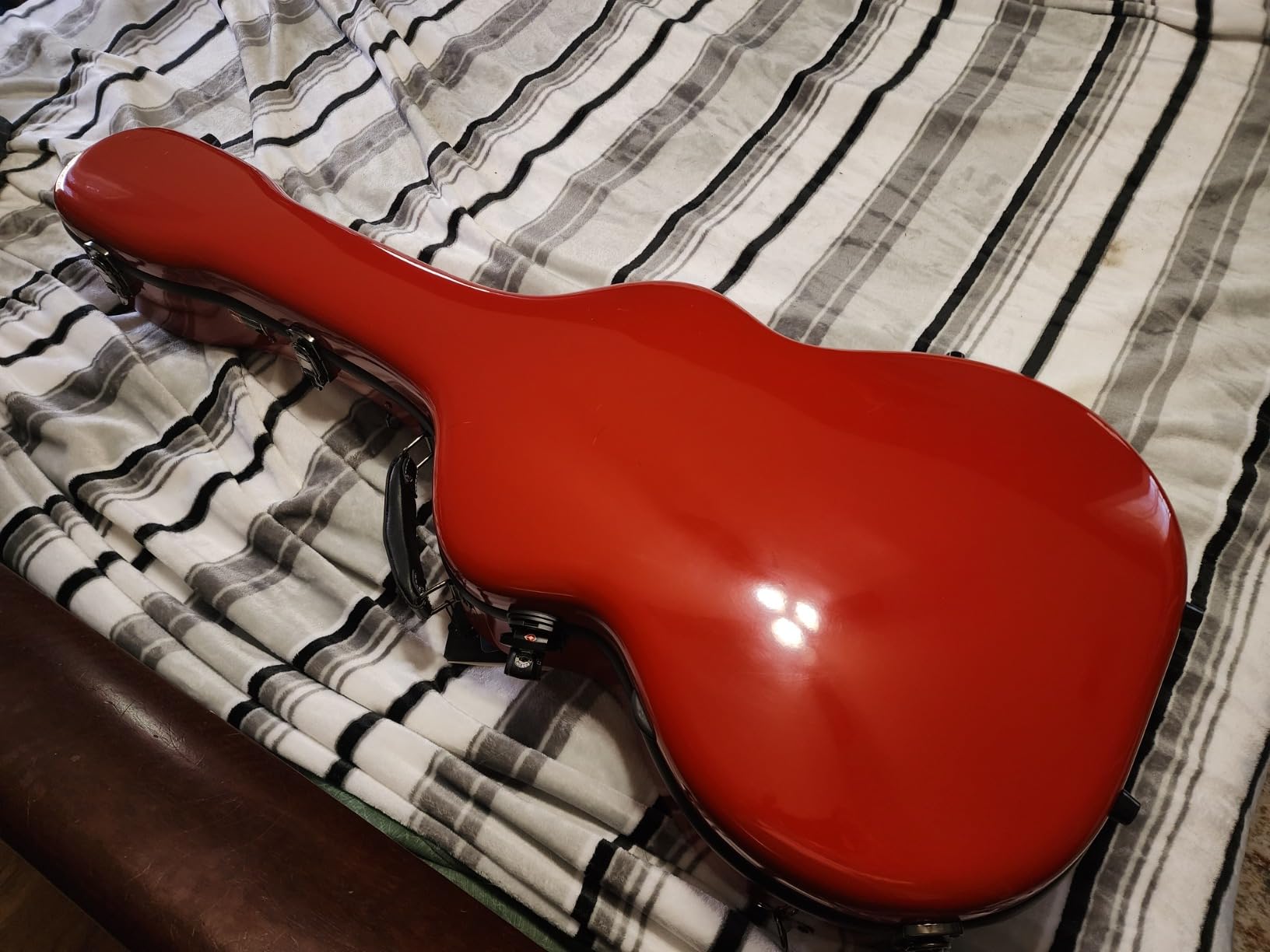 Crossrock Fiberglass Guitar Case for Martin GPC/OM | TSA Lock, Flight-Ready Hardshell, Black Gloss (CRF2020GABK) customer photo 2
