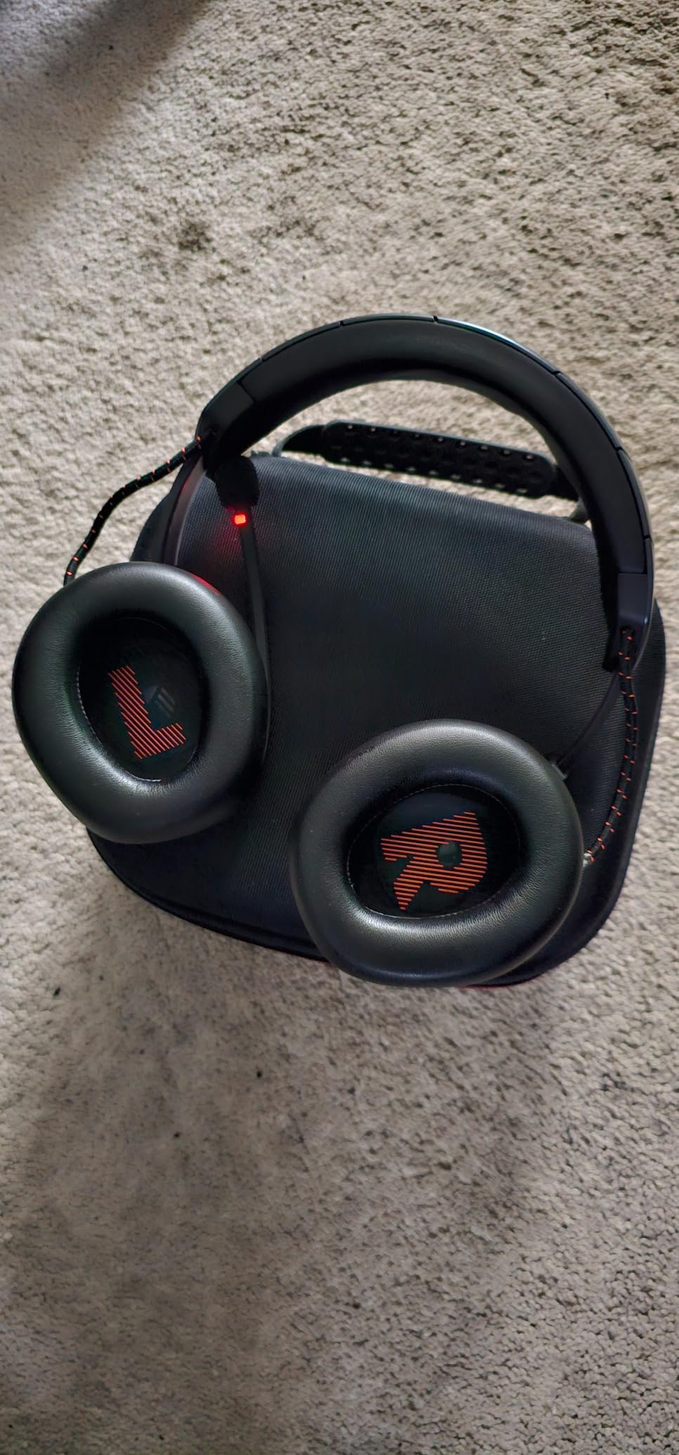 JBL Quantum 810 Wireless - Wireless over-ear performance gaming headset with Active Noise Cancelling and Bluetooth, 43 hours of battery life, Hi-Res 50mm drivers (Black) customer photo 2