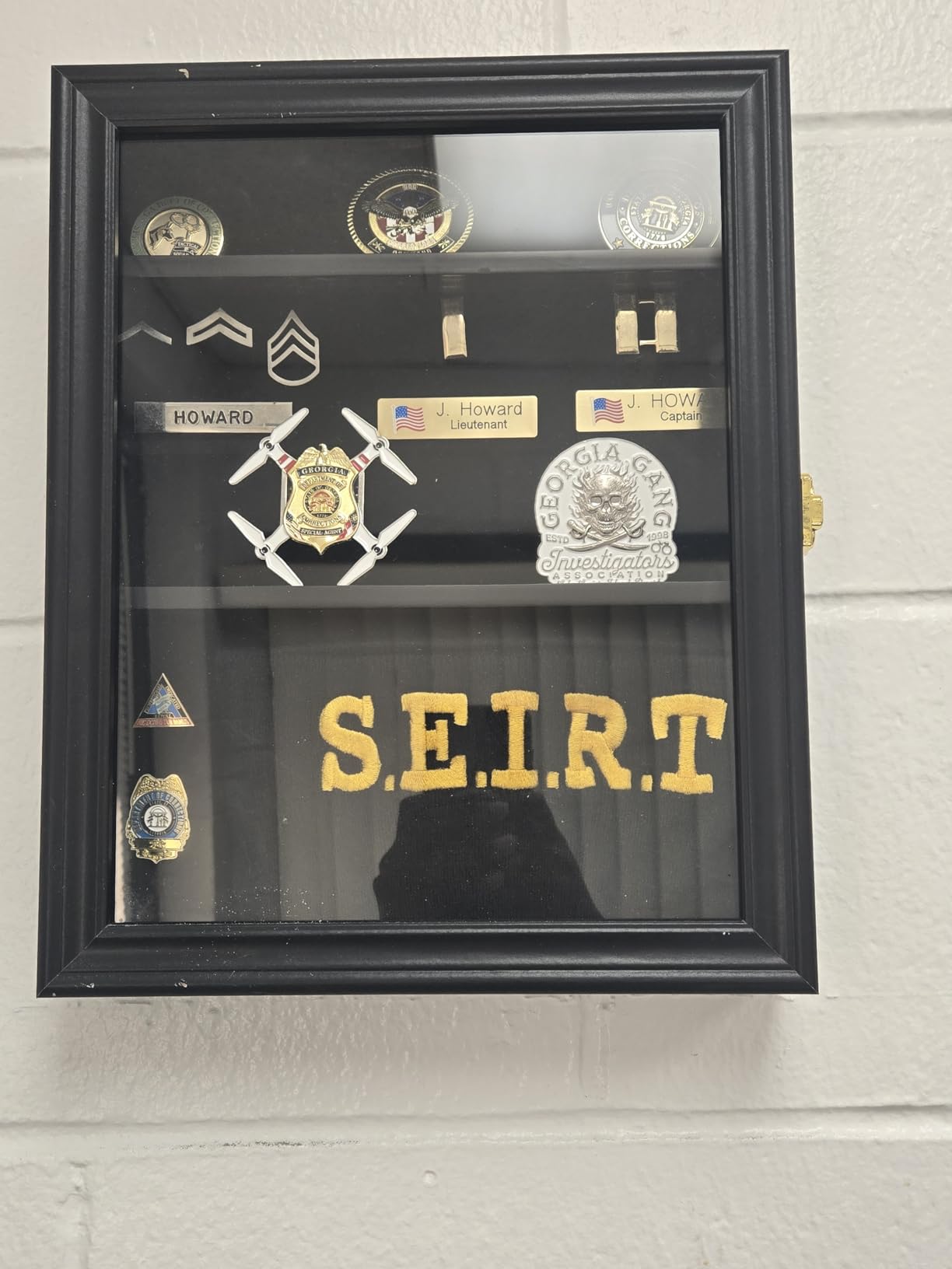 Verani Medals Display Case - Military Challenge Coin Display Shadow Box - Pin Display Cabinet with Removable Shelves and Pinnable Background for Badges Ribbons Insignia Buttons Small Black customer photo 1
