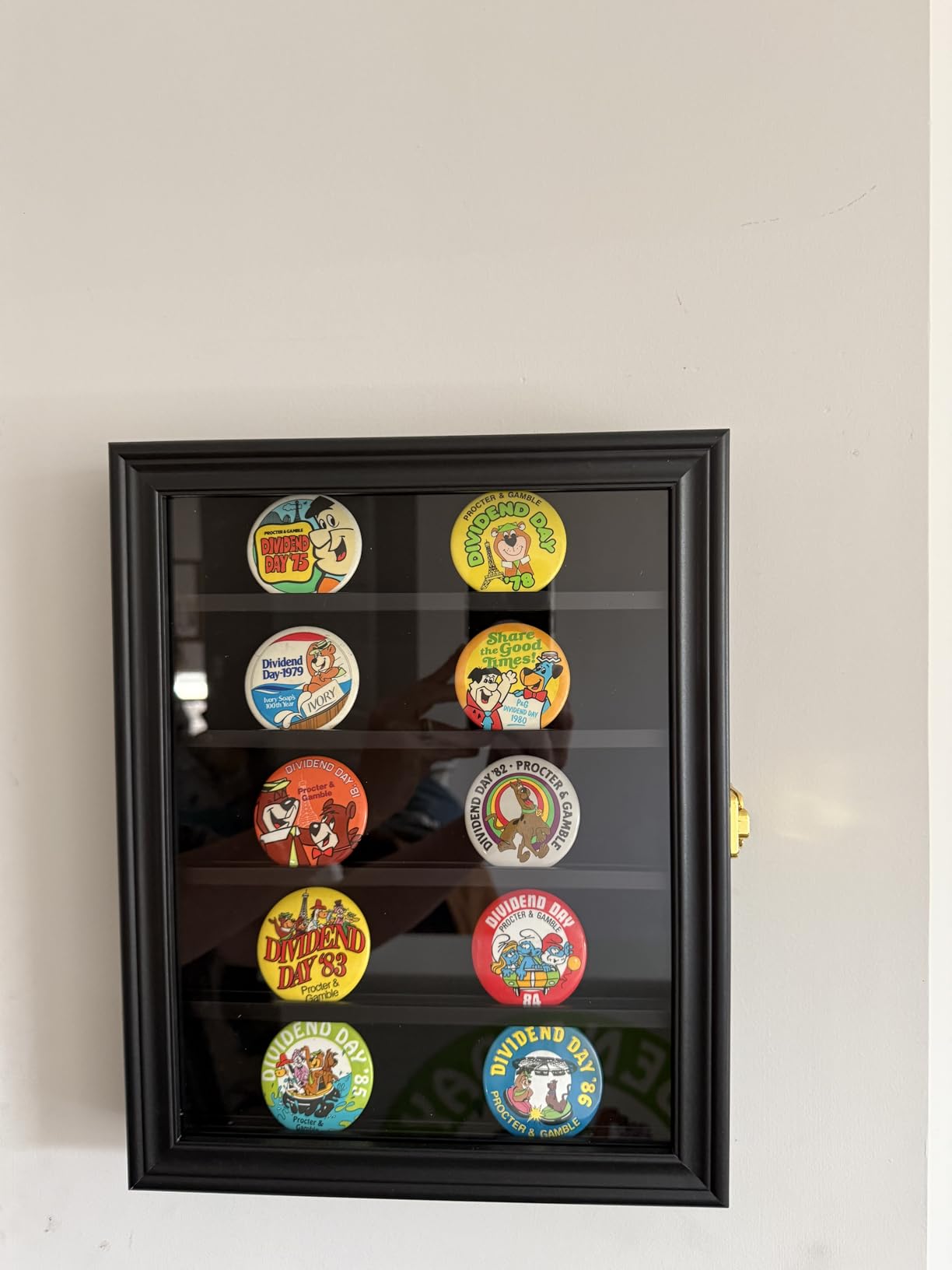 Verani Medals Display Case - Military Challenge Coin Display Shadow Box - Pin Display Cabinet with Removable Shelves and Pinnable Background for Badges Ribbons Insignia Buttons Small Black customer photo 2