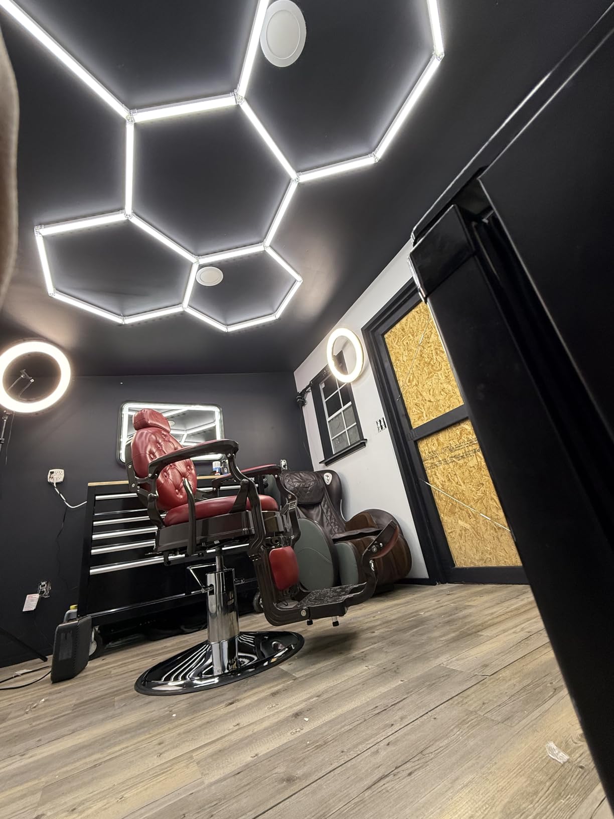 Vintage Barbershop Chair, Heavy Duty Metal Professional Salon Chair Supports up to 440lbs with 135° Recline and Hydraulic Lift customer photo 1