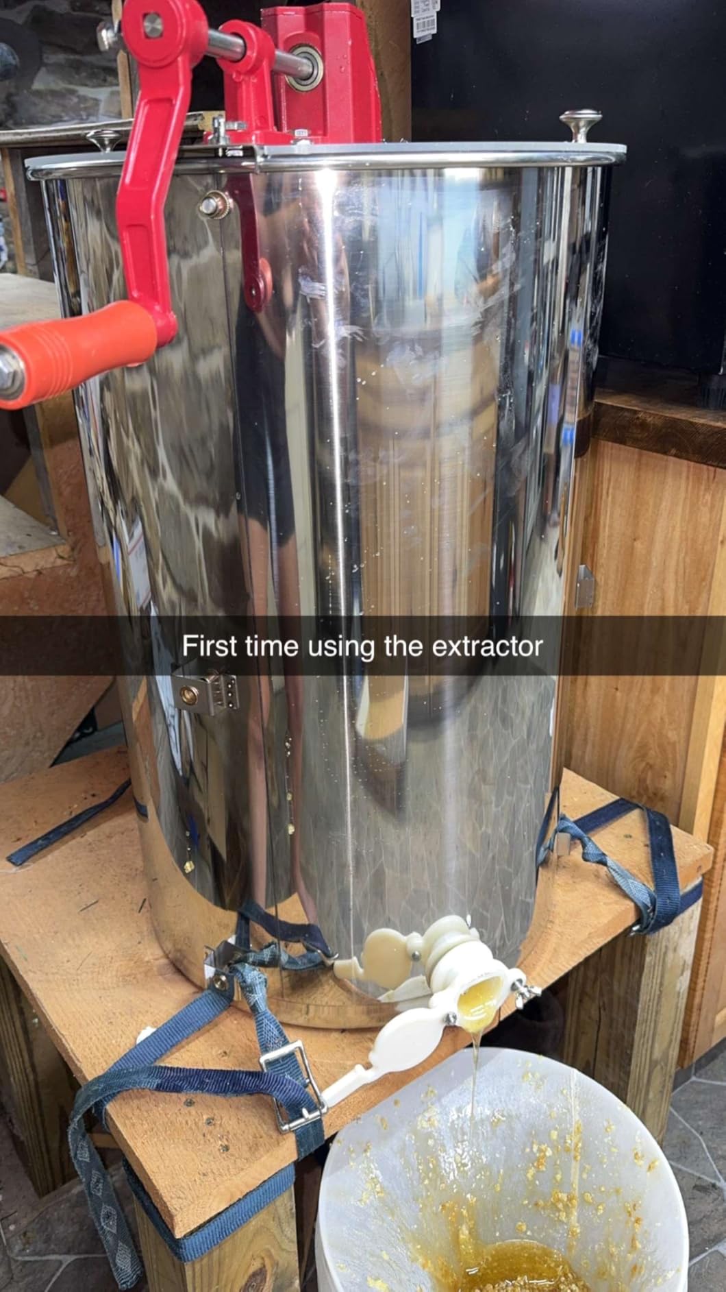 VEVOR Honey Extractor, 2/4 Frame Stainless Steel Manual Beekeeping Extraction, Honeycomb Drum Spinner with Transparent Lid, Apiary Centrifuge Equipment with Height Adjustable Stand customer photo 1