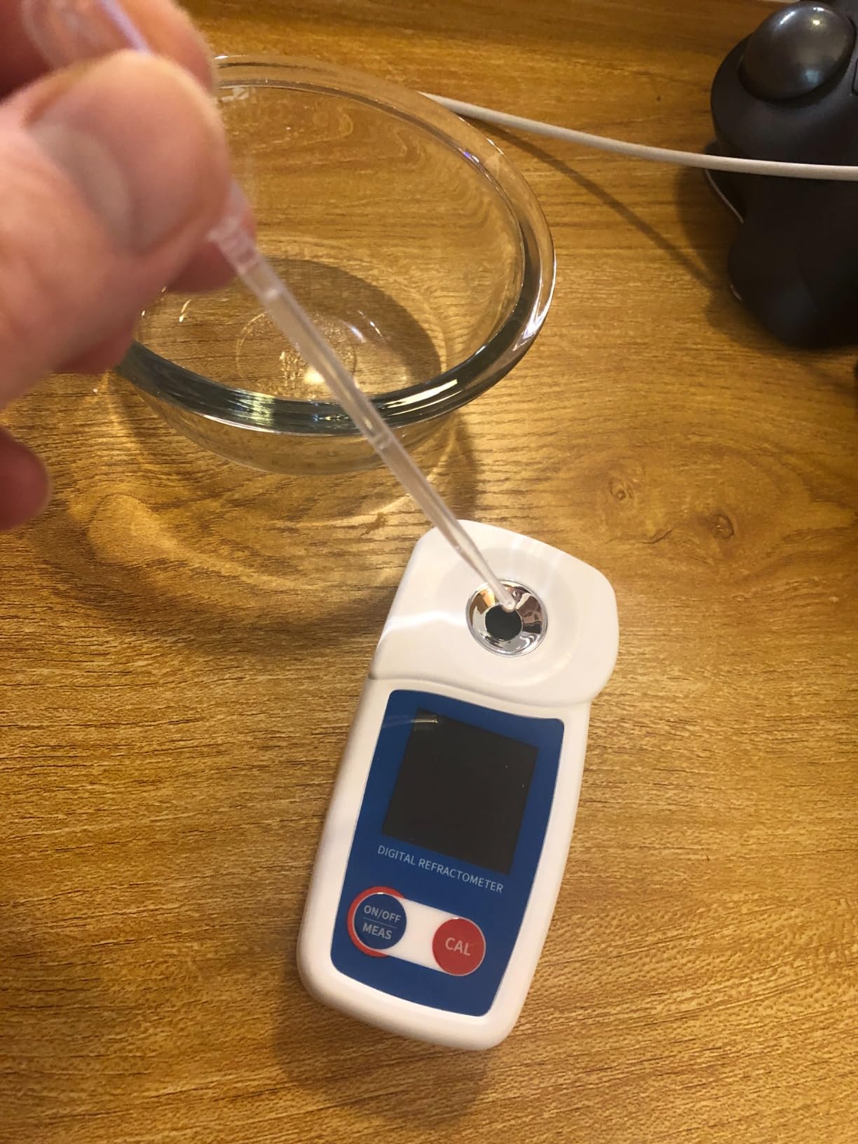Digital Brix Refractometer Flagfront brix Meter Refractometer Automatic Temperature Compensation Brix Refractometer Range 0-55%, ±0.1% Precision for Fruit Juice Coffee customer photo 2