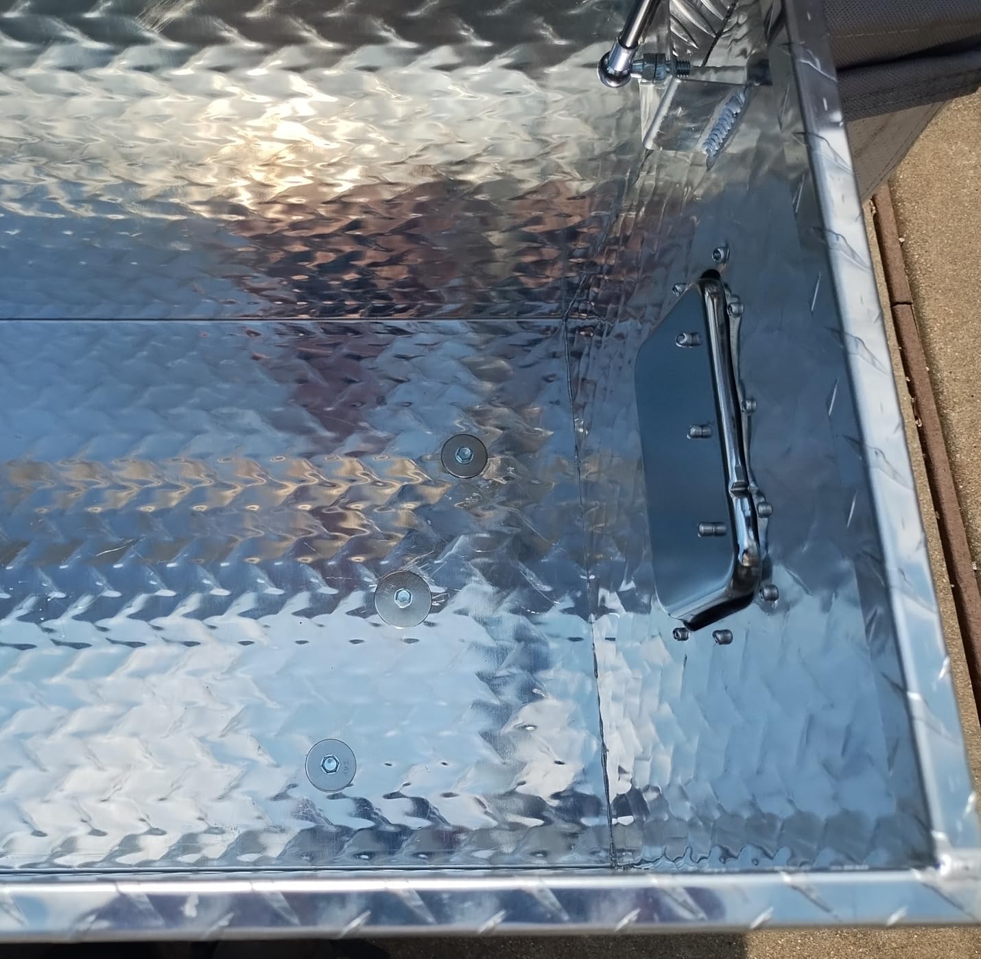 VEVOR Heavy Duty Aluminum Truck Bed Tool Box, Diamond Plate Tool Box with Side Handle and Lock Keys, Storage Tool Box Chest Box Organizer for Pickup, Truck Bed, RV, Trailer customer photo 2