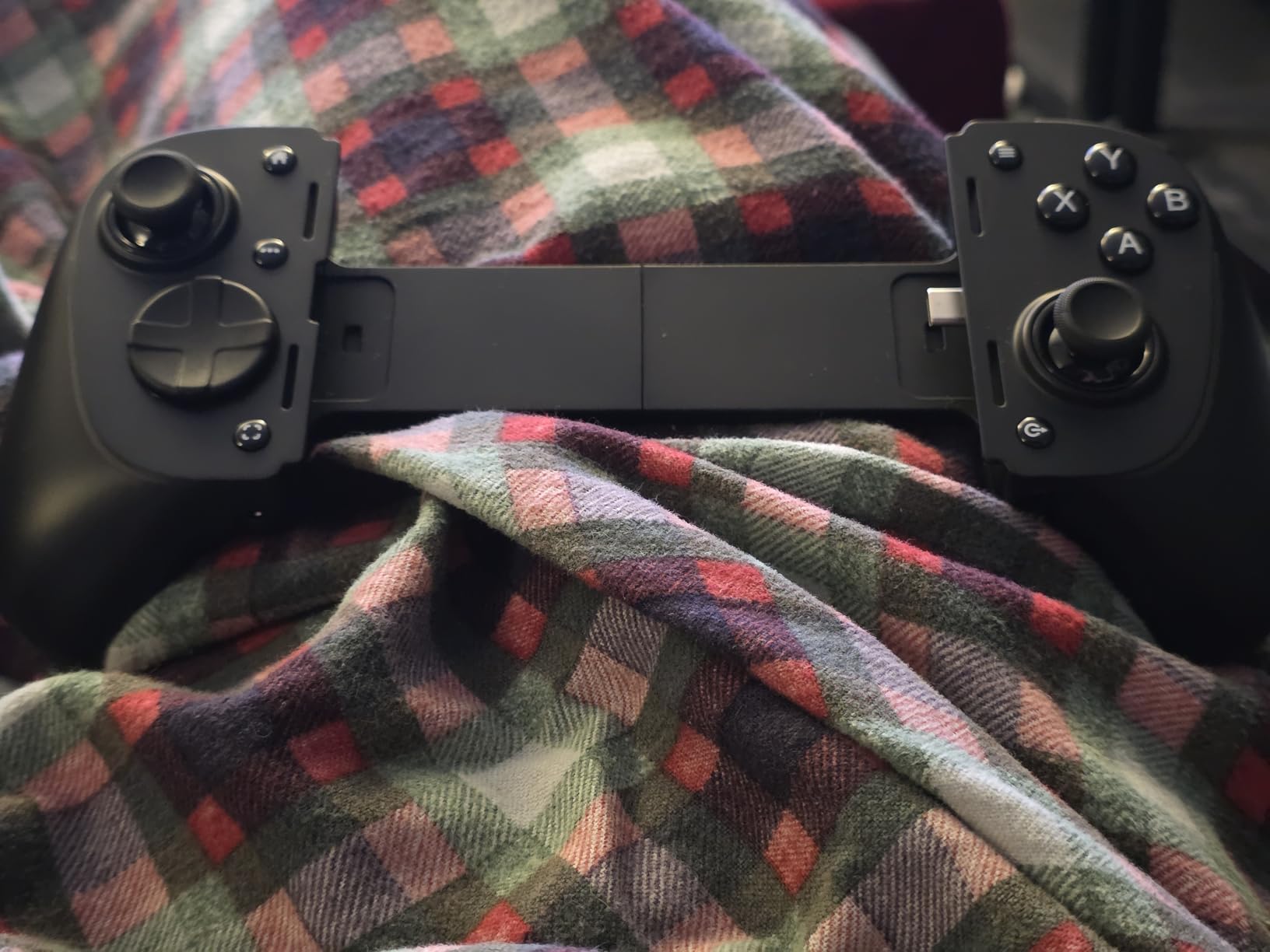 Razer Kishi Ultra Gaming Controller for Android, iPhone 15 & 16 Series, iPad Mini A17 Pro & 6 (USB C): Pro Controls - Ergonomic Grip - Stream PC, Xbox, PS5 Games on Mobile, Phone, Tablet - Chroma RGB customer photo 1