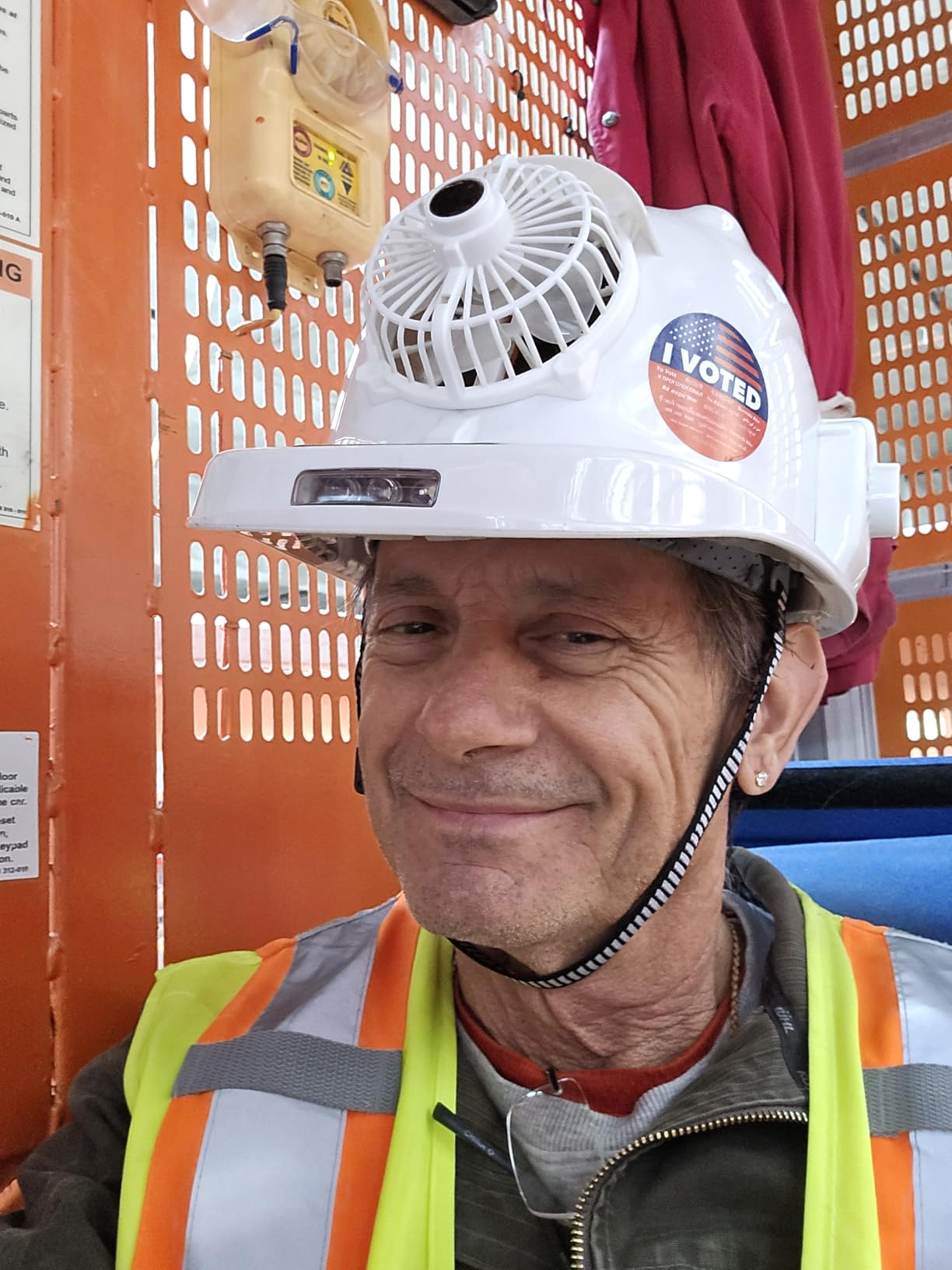 Smart Construction Hard Hat with 8 Fans and 2 Solar Panels, Bluetooth Music Safety Helmet, USB Charging Hard Hat customer photo 1