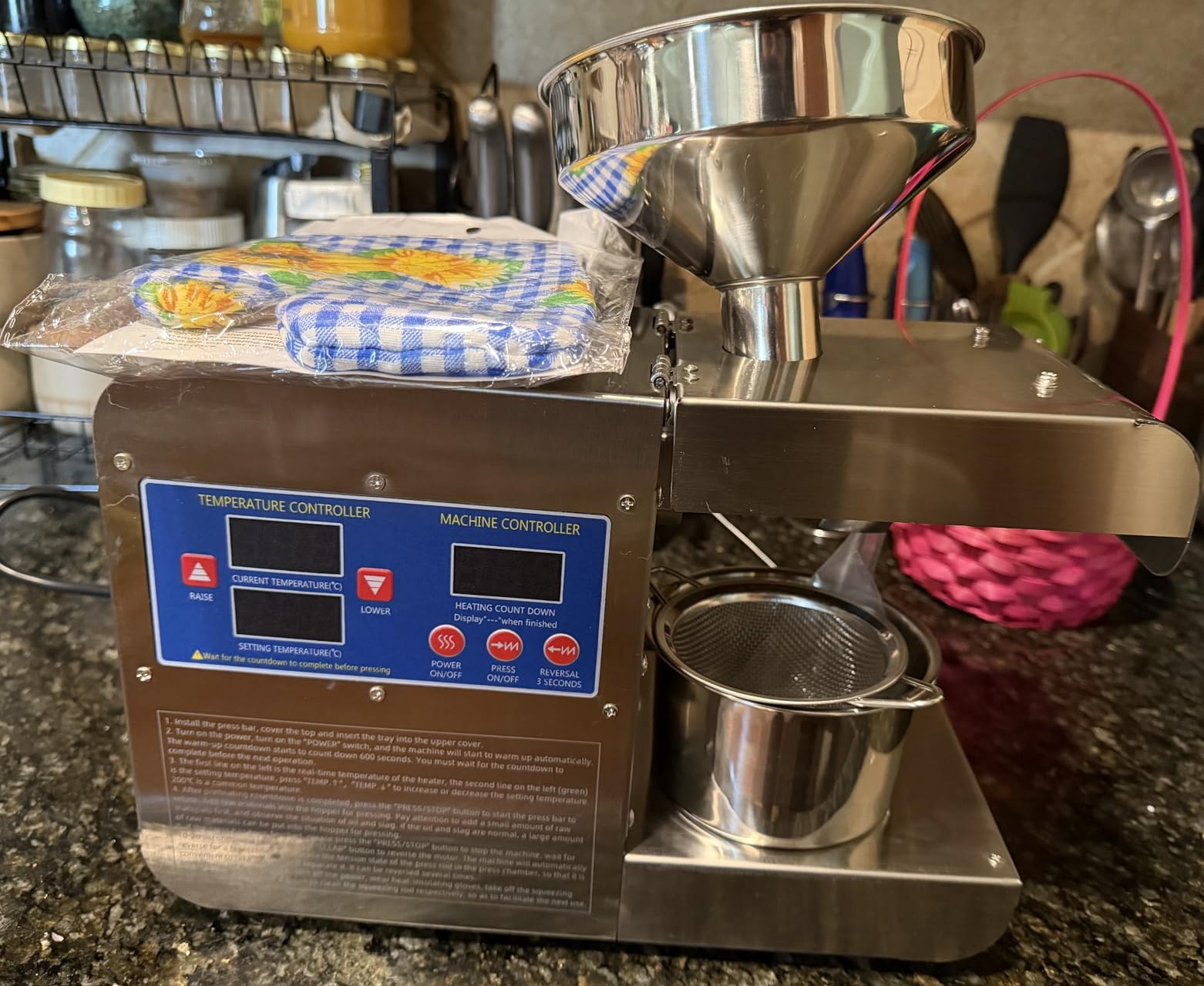 Oil Press Machine, 820W Home Commercial Automatic Oil Press Extractor, Steel Stainless Electric Cold & Hot Press Oil Expeller for Peanut Sesame Soybean Sunflower Seeds Walnuts customer photo 1
