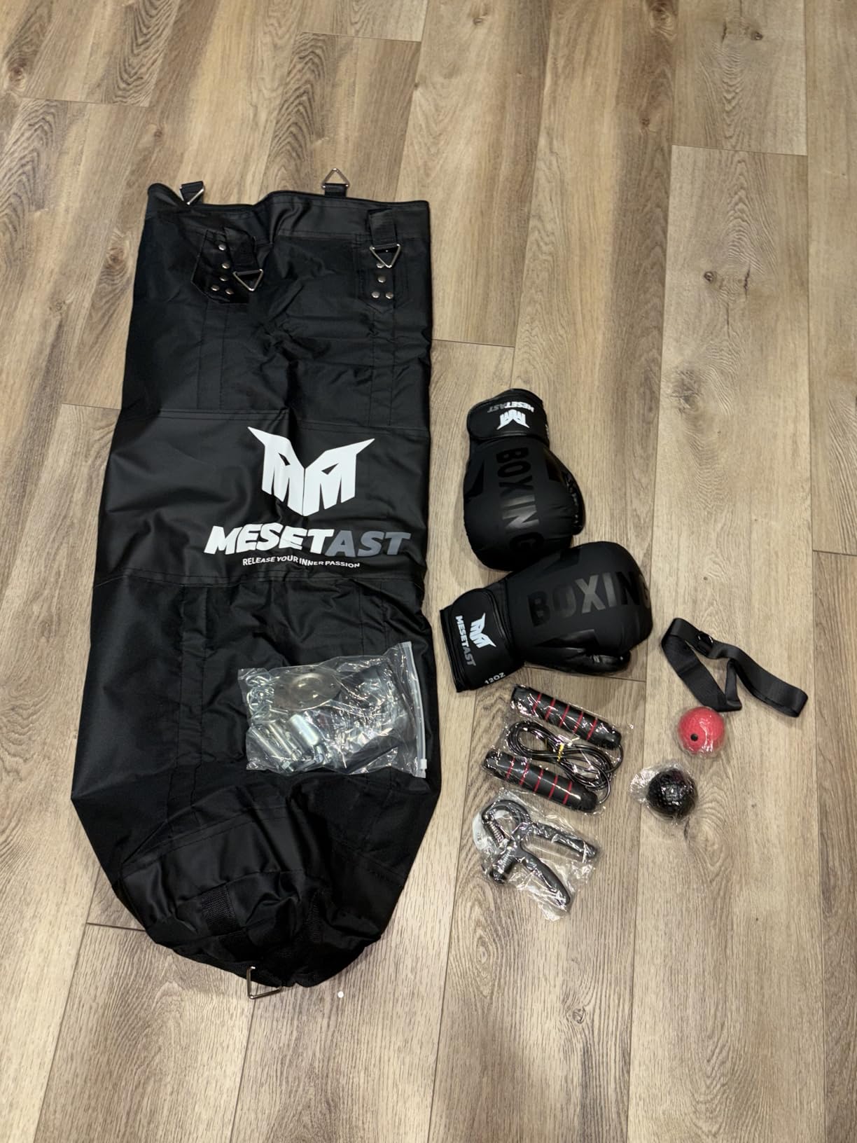Mesetast Punching Bag for Adults, 4ft Heavy Boxing Bag Set with 12 OZ Gloves for MMA Karate Kickboxing Boxing - Unfilled customer photo 1