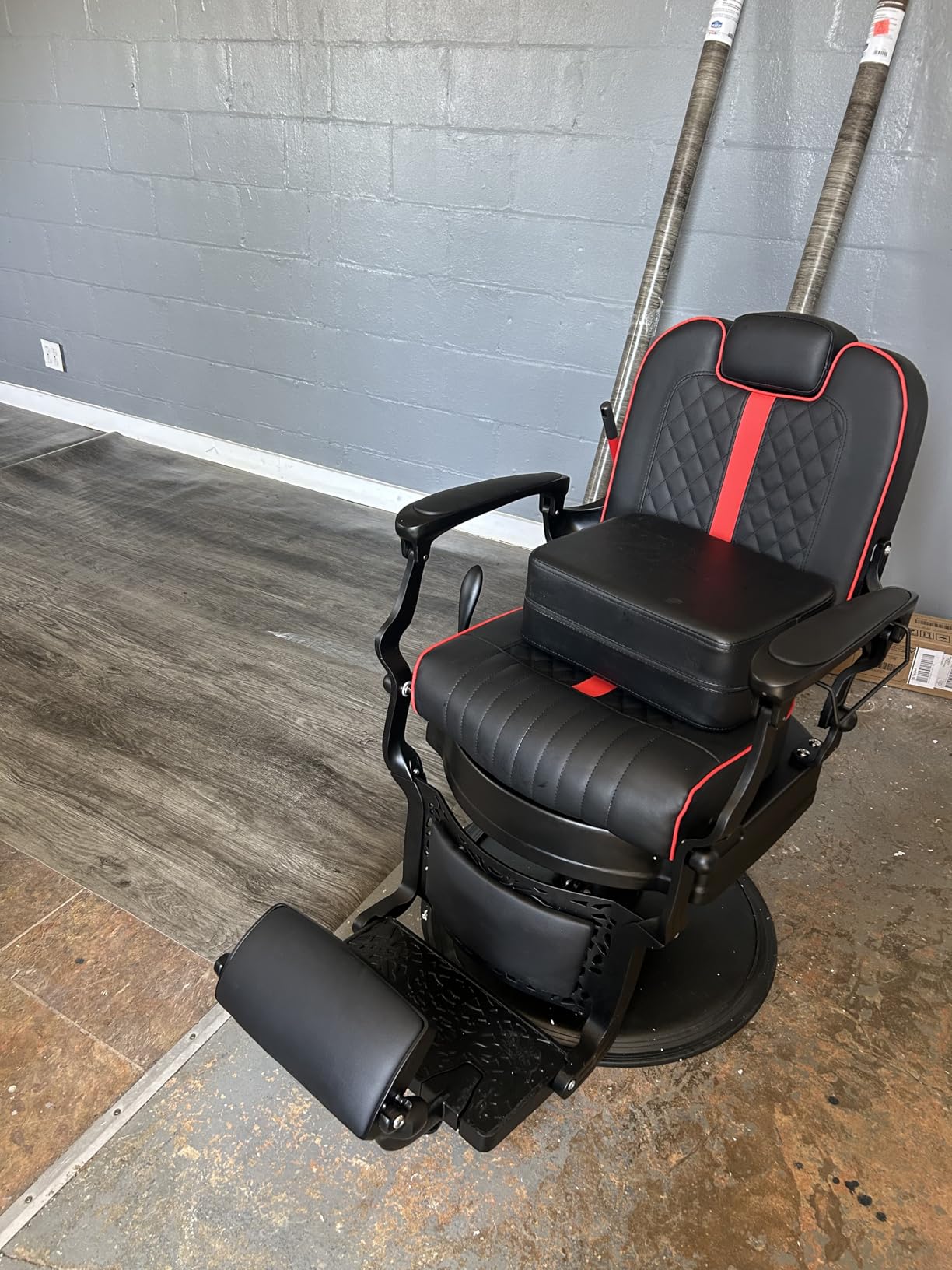 Baasha Black & Gold Heavy-Duty Barber Chair, Luxury Reclining Salon Chair with Adjustable Headrest & Comfort Seating, 550 lbs Capacity customer photo 1