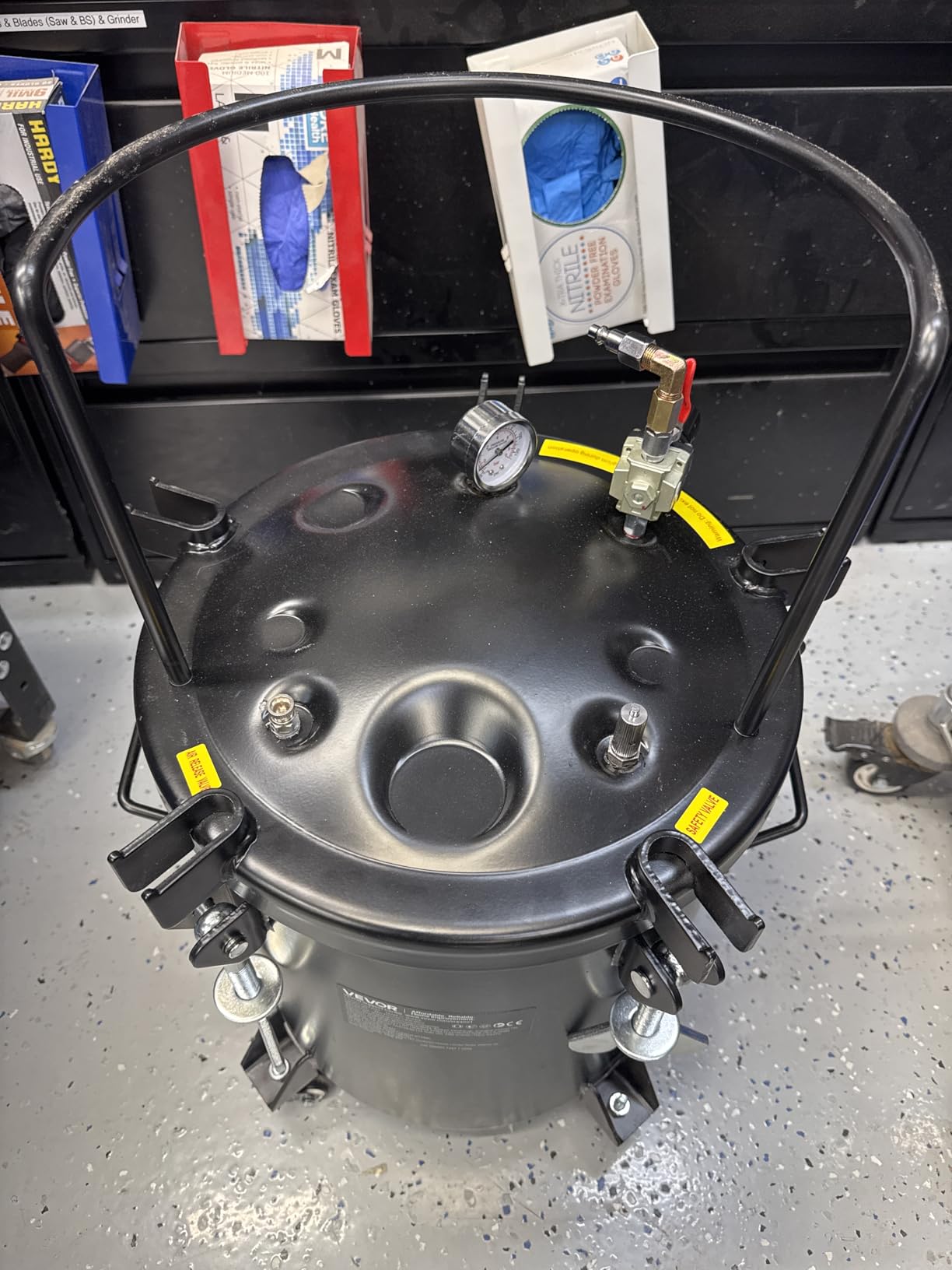 VEVOR Heavy Duty Steel Pressure Pot, 7.9 Gal/30 L Heavy Duty Steel Air Tool Pressure Pot, Pressures Pots with Three Quick-Connect Couplers for Home Use, DIY, Art Creations, Large-Diameter Tank customer photo 1