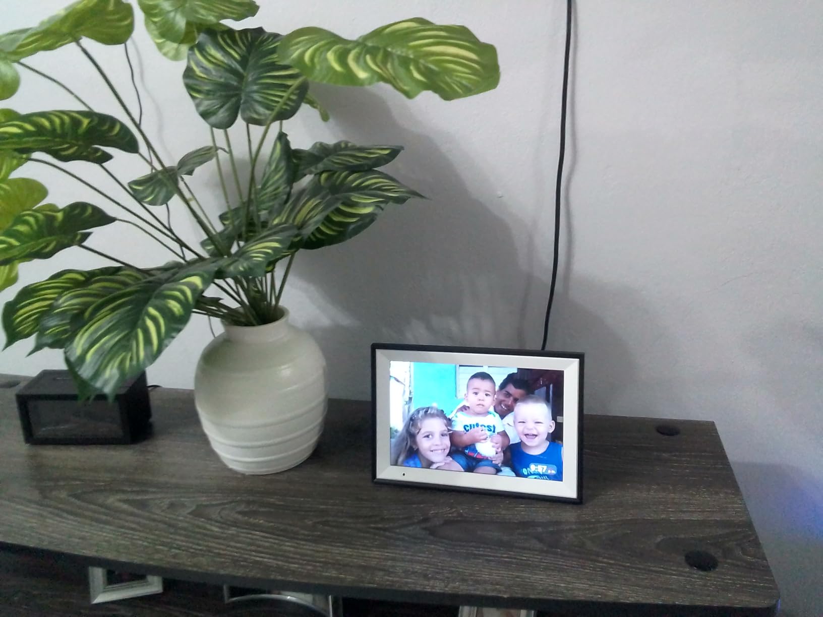 AEEZO Digital Picture Frame, 10.1 Inch Digital Photo Frame with 1280 * 800 HD IPS Touch Screen, Smart Digital Frame Built-in 32GB Memory, Auto-Rotate Easy Setup via AiMOR APP customer photo 1