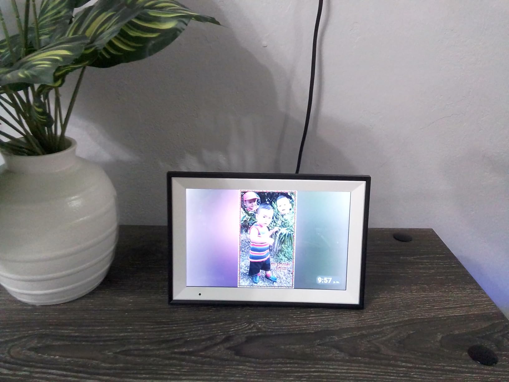 AEEZO Digital Picture Frame, 10.1 Inch Digital Photo Frame with 1280 * 800 HD IPS Touch Screen, Smart Digital Frame Built-in 32GB Memory, Auto-Rotate Easy Setup via AiMOR APP customer photo 2