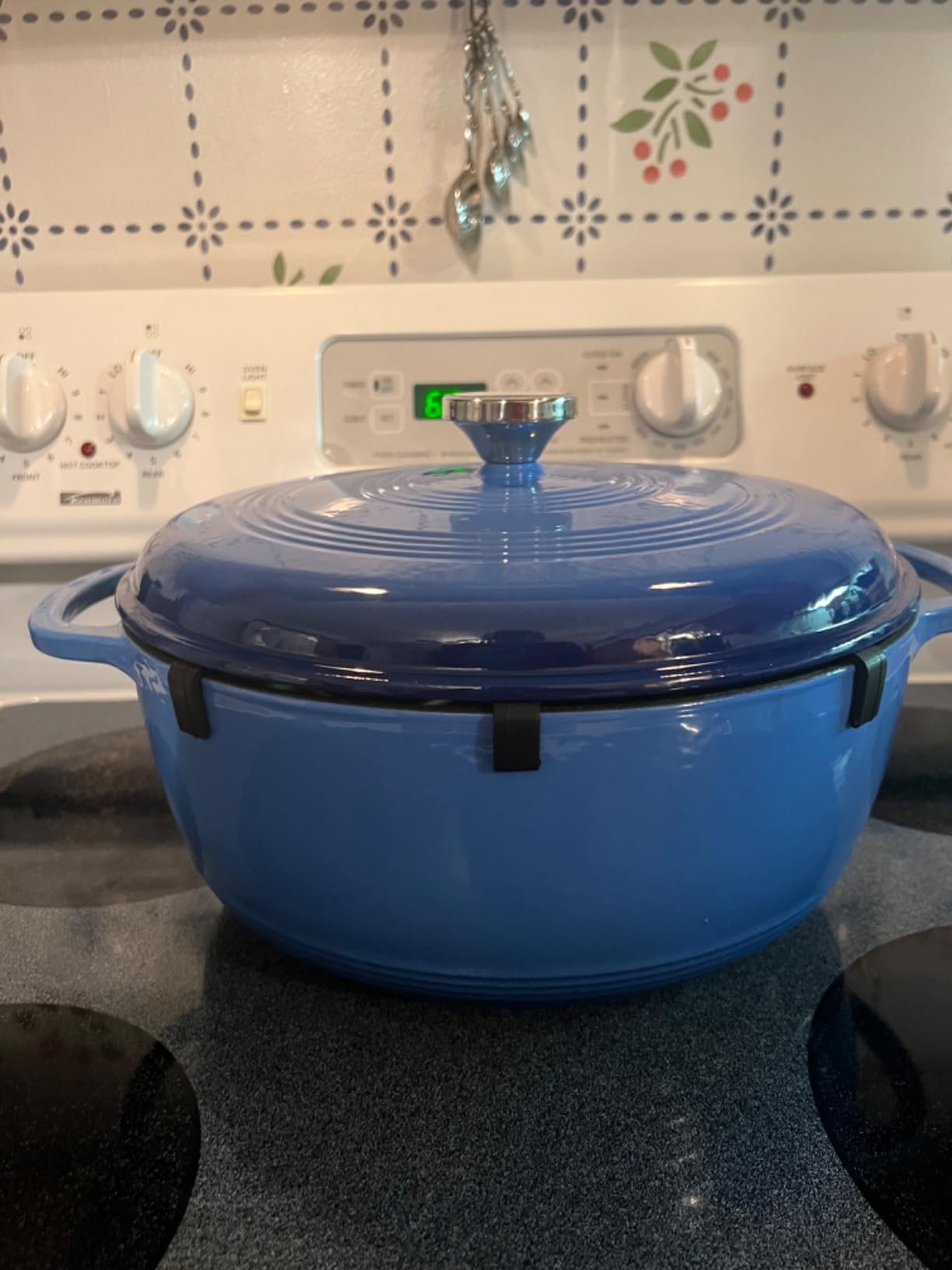 Lodge Essential Enamel Cast Iron Dutch Oven with Lid 7.5 Quart - Oven-Safe Enamel Cookware up to 500° F - Heat-Retaining Braising & Roasting Pot - Non-Toxic Cookware - Island Spice Red customer photo 2