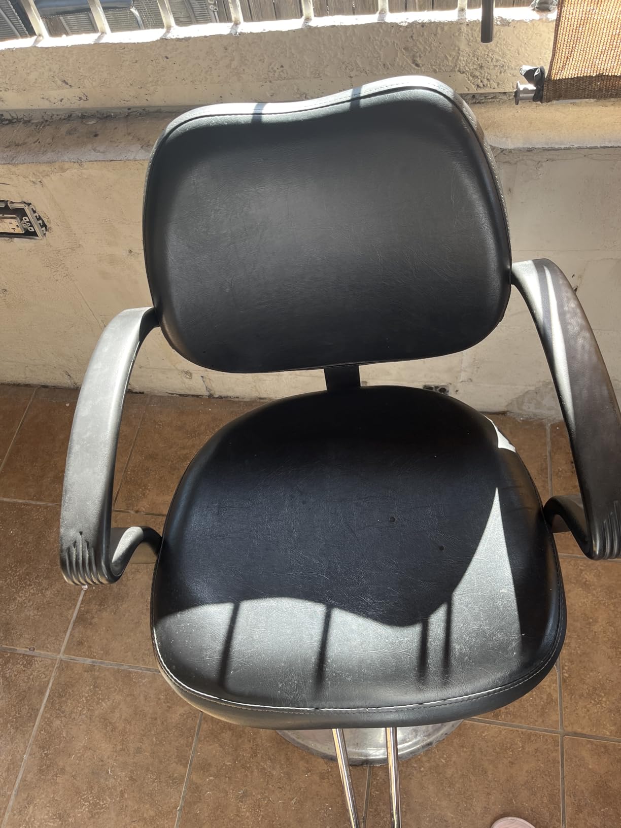 BestMassage Barber Chair Hydraulic Styling Chair PU Leather Adjustable Height Footrest Anti-Slip Chrome Base Heavy-Duty Steel Frame Black customer photo 1