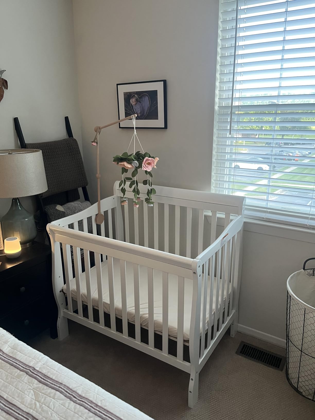 Dream On Me Aden 4-in-1 Convertible Mini Baby Crib, GREENGUARD Gold & BSA Certified, Sustainable Pinewood, Non-Toxic Finish, 3 Mattress Heights, Converts to Mini Day & Twin-Size Bed - White customer photo 1