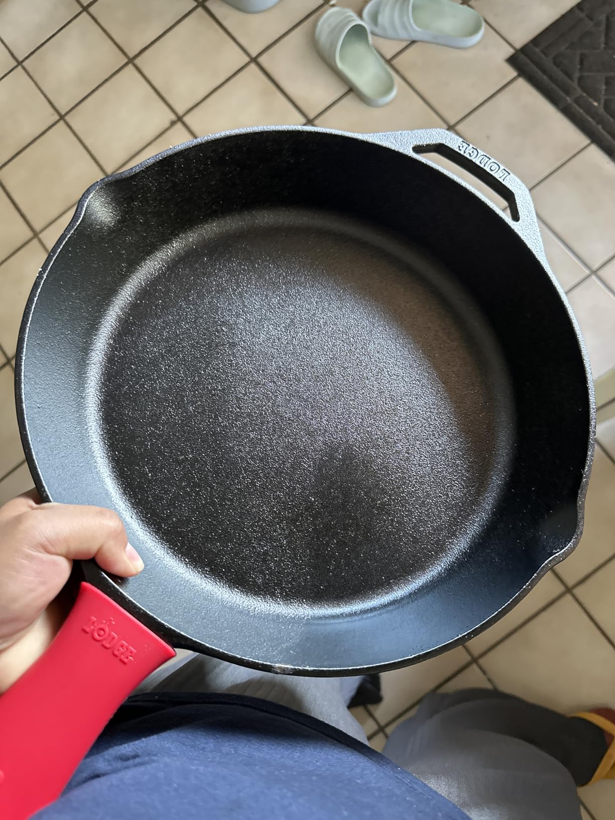 Lodge Seasoned Cast Iron Skillet 12 Inches - Quality Frying Pan for the Stove, Oven, Grill & Campfire - Includes Silicone Hot Handle Holder customer photo 1