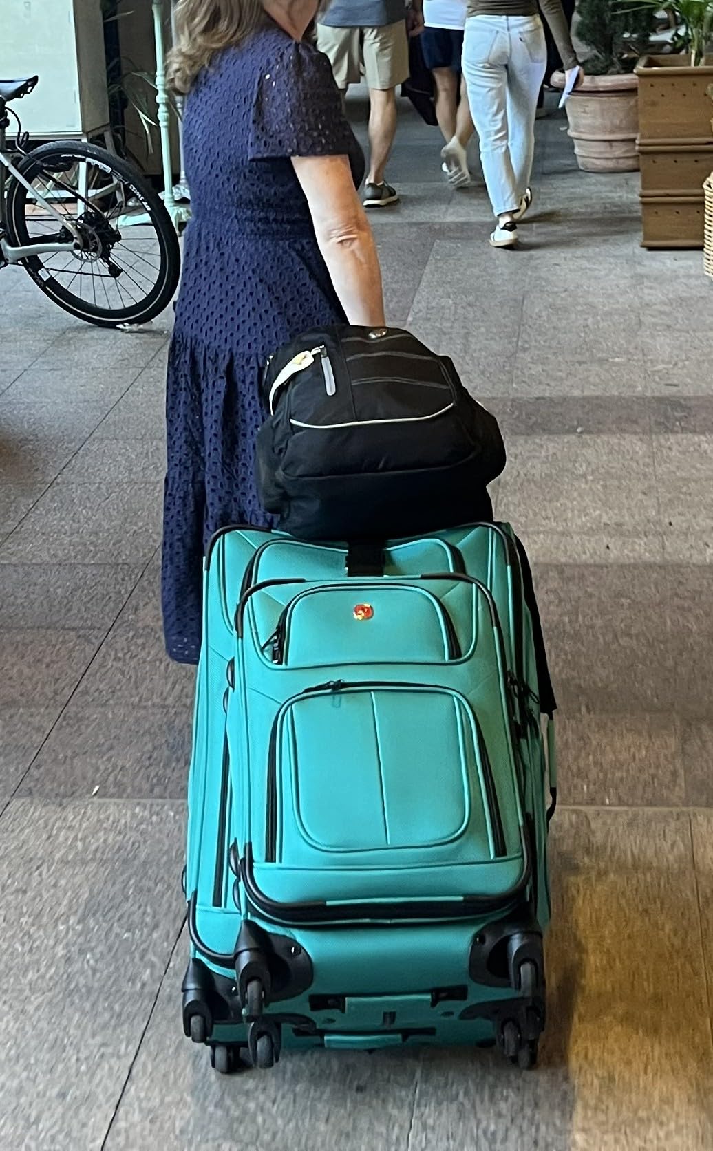 Samsonite Sion Carry-On Spinner Luggage, Softside Expandable, Lightweight Suitcase, Dark Grey, 22.75-Inch customer photo 1
