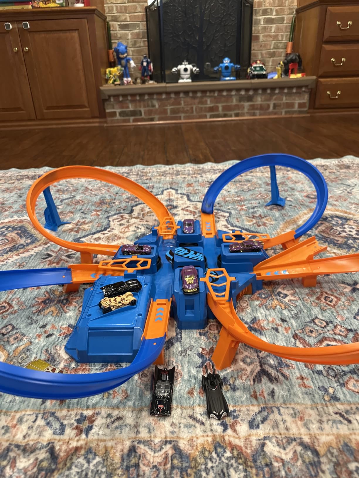 Hot Wheels Track Set with 1:64 Scale Toy Car, 4 Intersections for Crashing, Motorized Booster, Criss-Cross Crash Track customer photo 2
