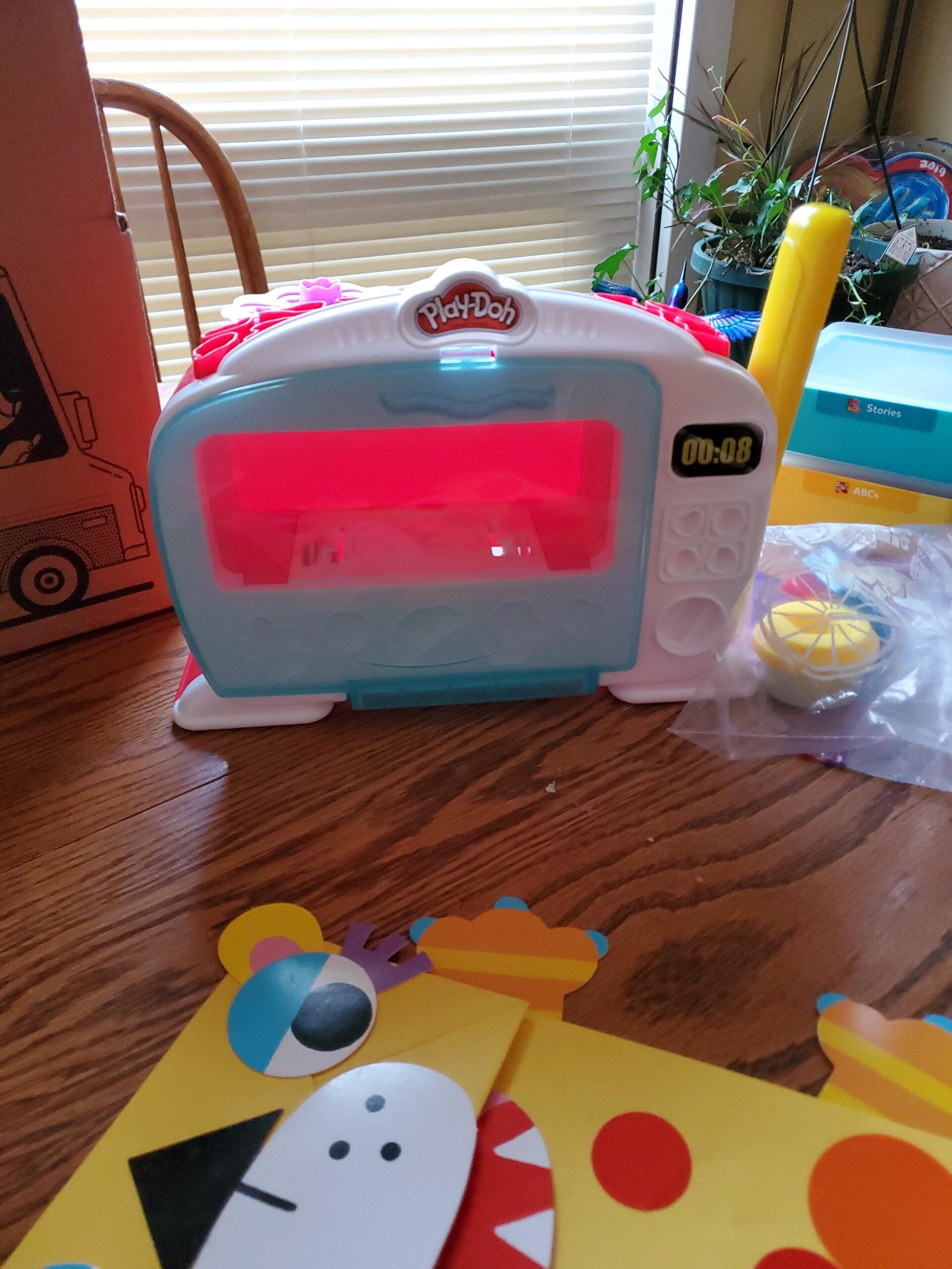 Play-Doh Kitchen Creations Magical Oven Play Food Set with Lights, Sounds, and 6 Colors customer photo 2