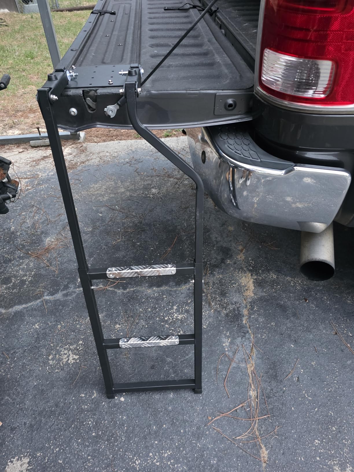 Beech Lane Pickup Truck Tailgate Ladder - Universal Fit, Stainless Steel Self Drilling Hex Screws for Easy Install, Durable Aluminum Step Grip Plates, and Sturdy Rubber Ladder Feet customer photo 2