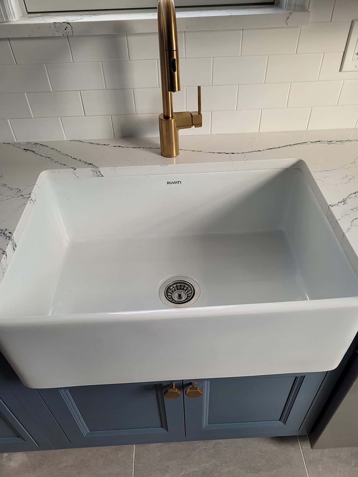 Ruvati 30 x 20 inch Fireclay Reversible Farmhouse Apron-Front Kitchen Sink Single Bowl - White - RVL2100WH customer photo 2